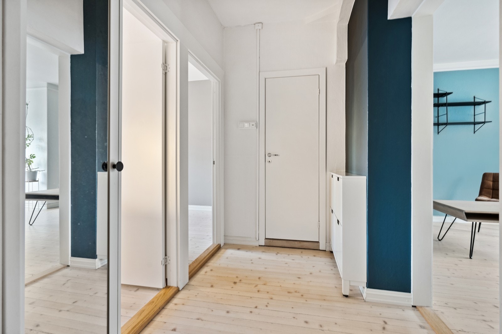 Romslig entré med gode lagringsmuligheter. Velkommen til visning. Galleribilde