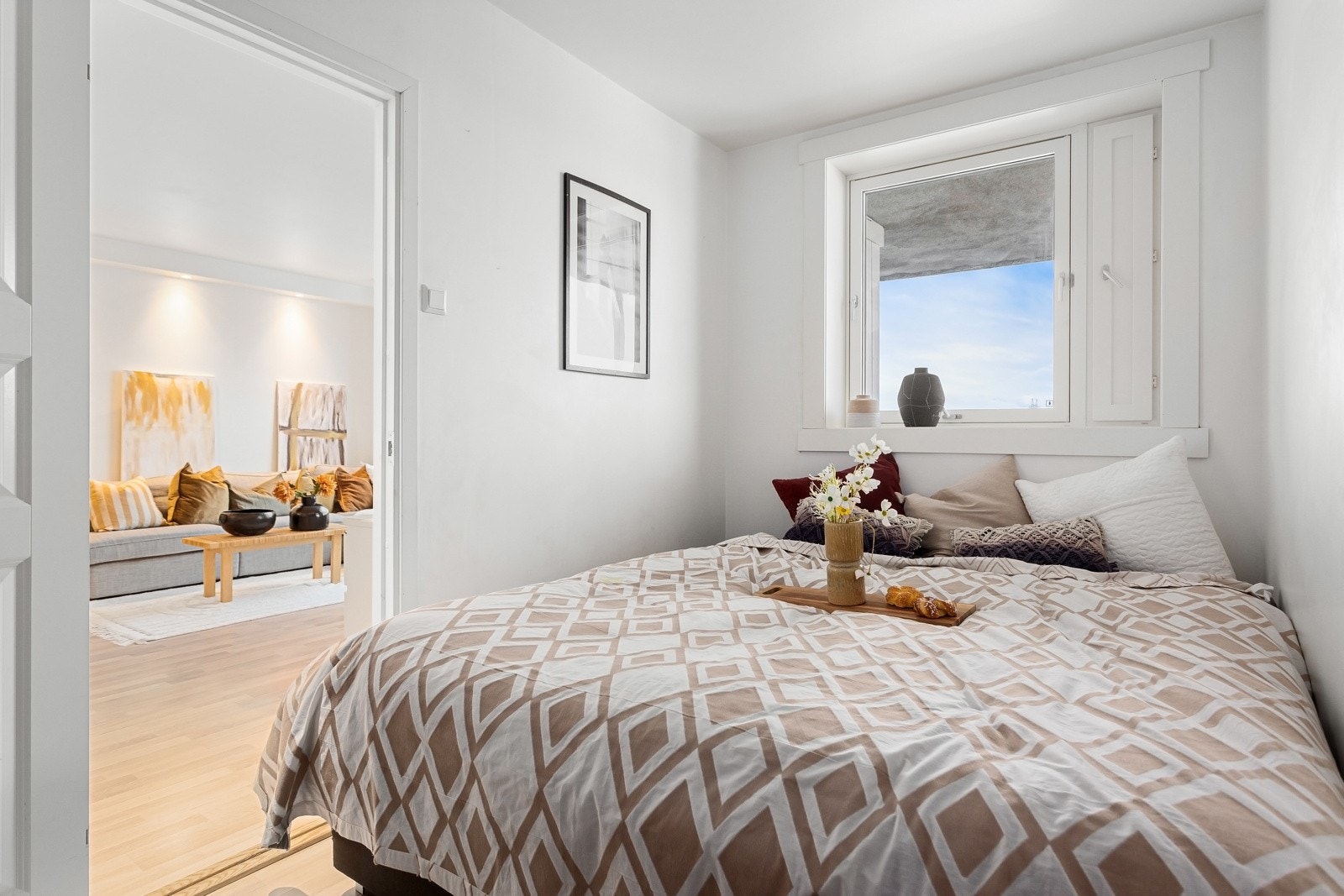 Stort soverom med god plass til dobbeltseng og nattbord. Galleribilde
