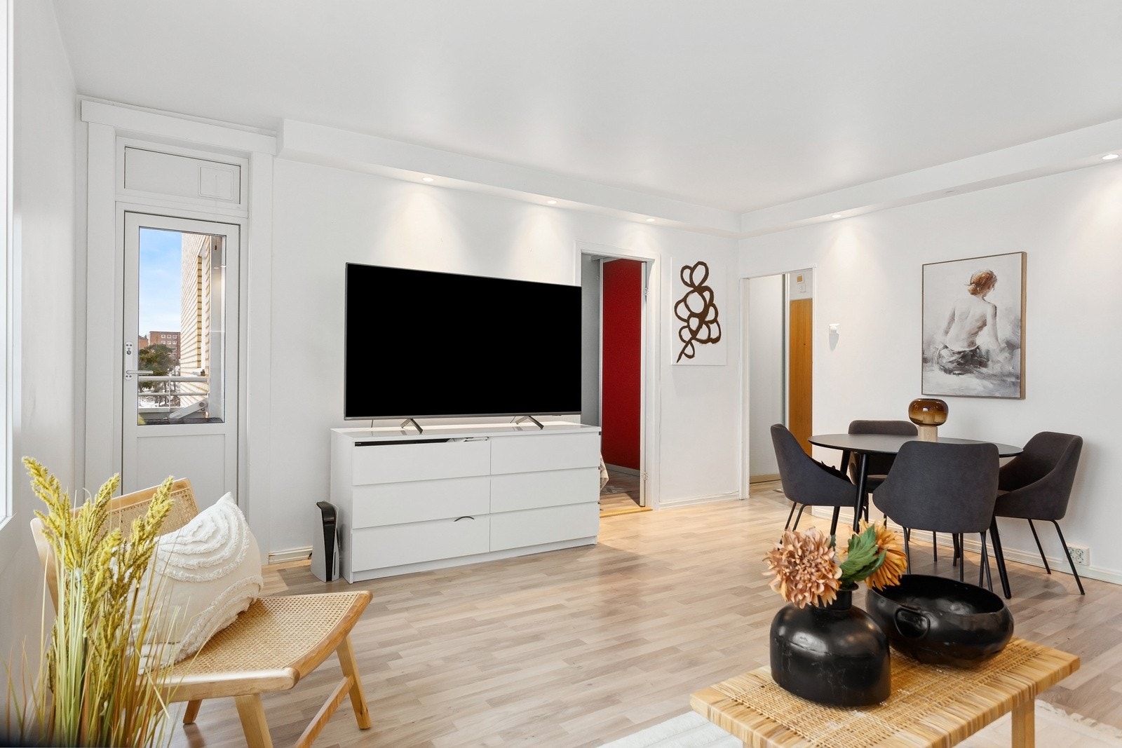Lys og flott stue med utgang til stor balkong. Galleribilde
