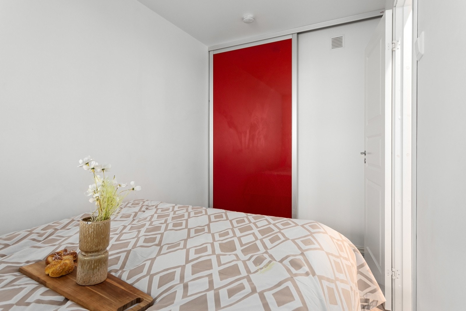 Stort walk-in closet / omkledningsrom med praktiske hyller og oppheng. Galleribilde