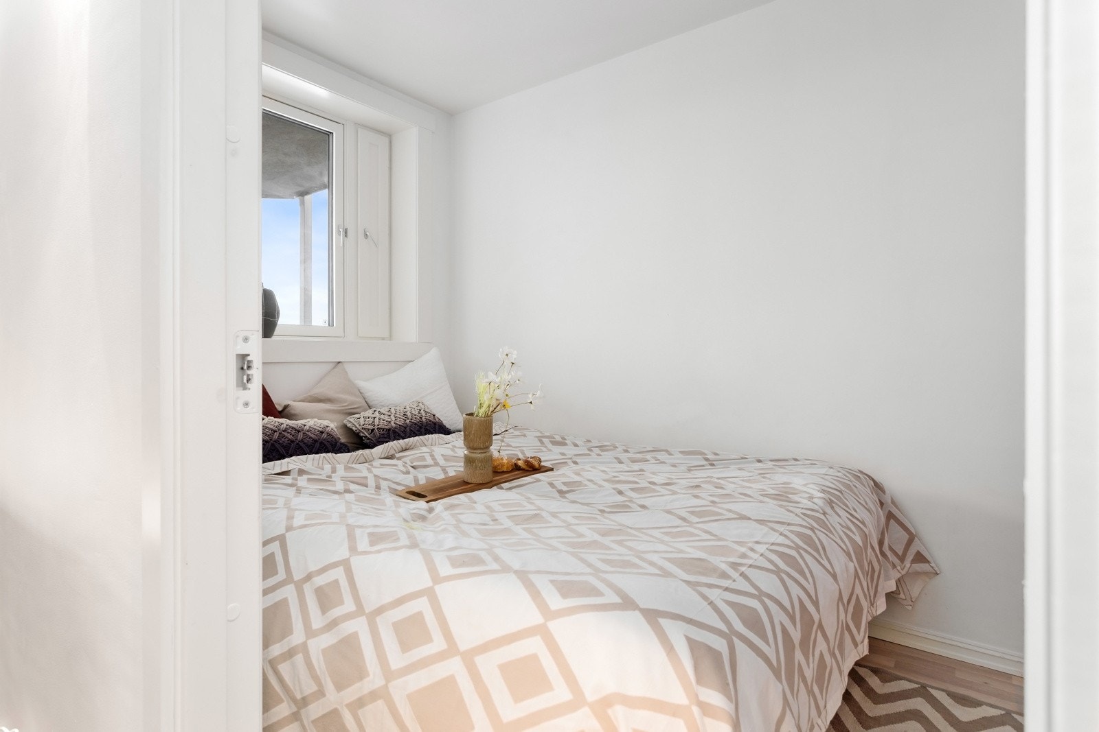 Lysmalte vegg- og takflater med adkomst til stort walk-in closet / omkledningsrom. Galleribilde