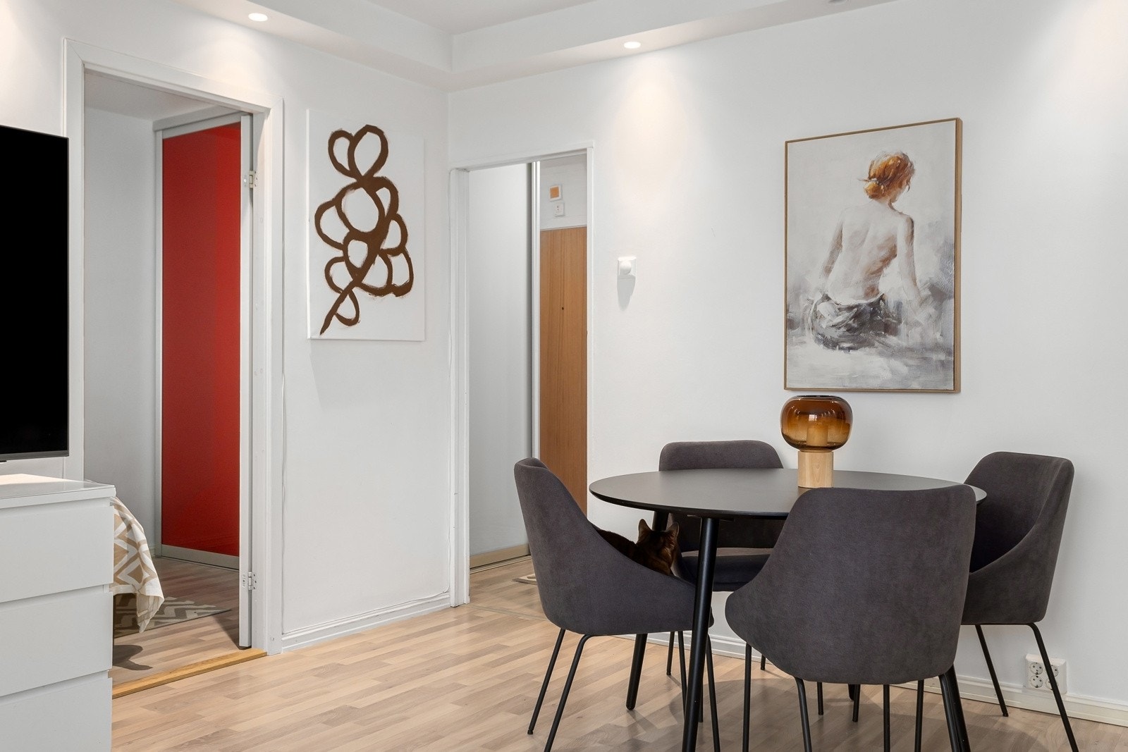 Plass til flere rundt spisebord Galleribilde