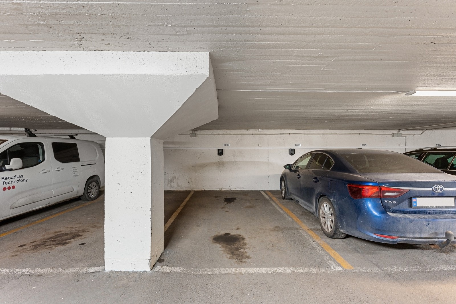 Det følger 1 parkeringsplass til leiligheten i felles lukket garasjeanlegg. Galleribilde