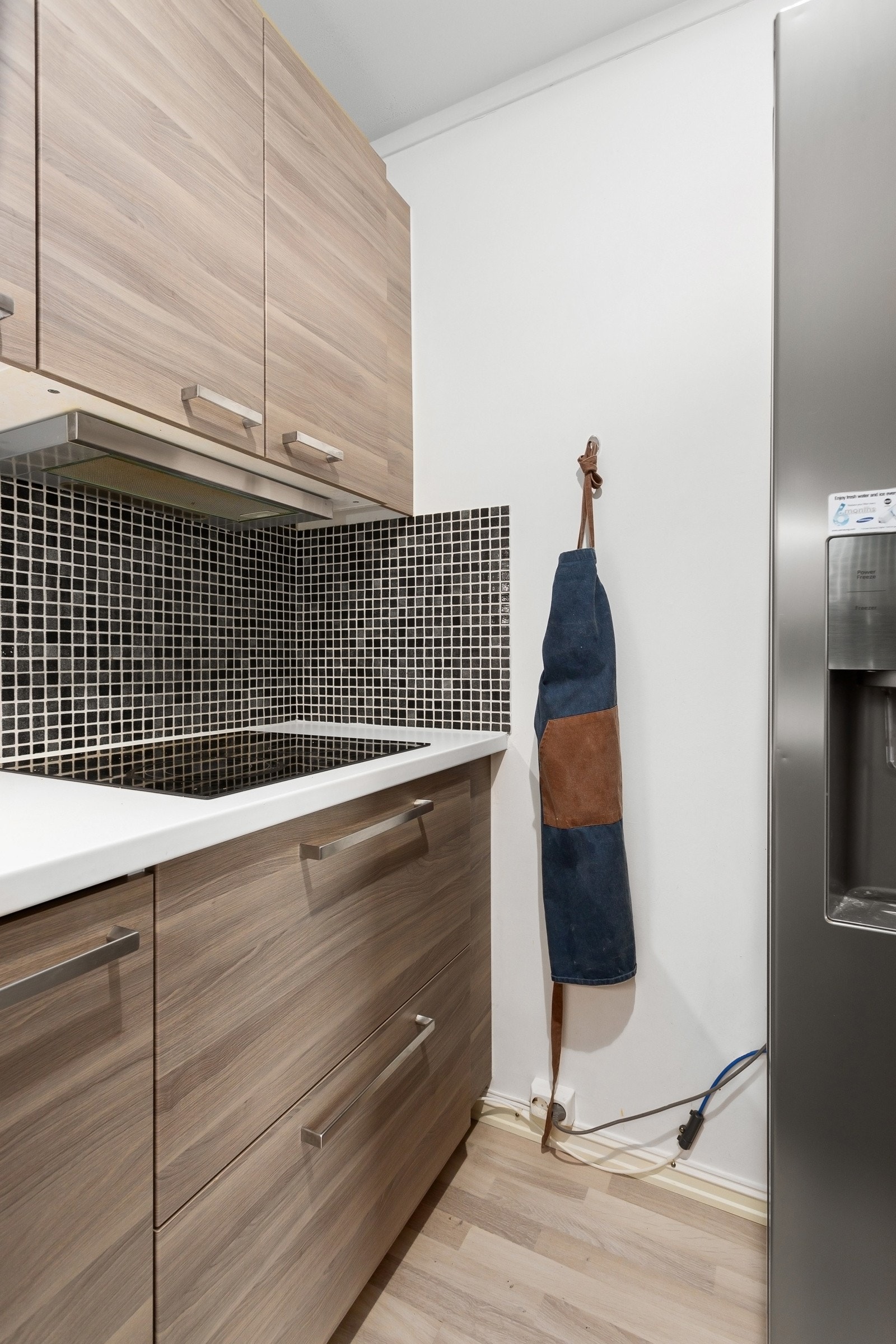 Rikelig med skap- og benkeplass på kjøkken med innredning fra IKEA. Galleribilde