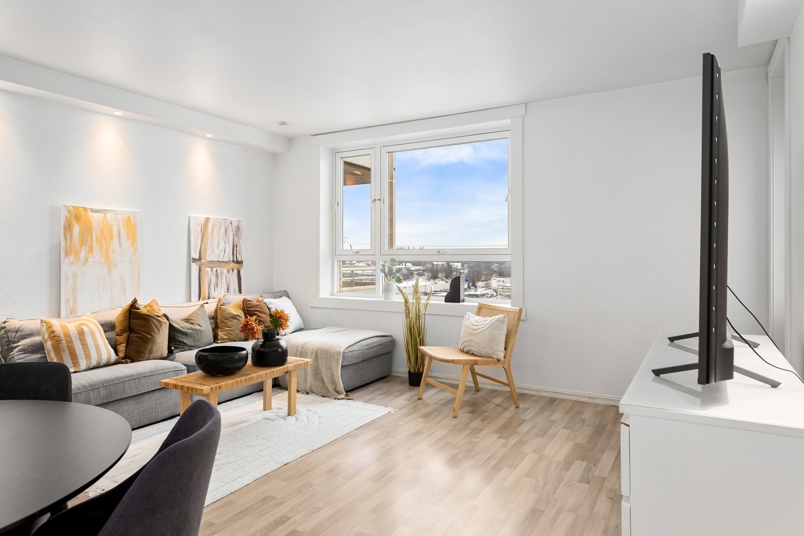 Stue med god plass til stor sofagruppe, spisebord og tv-møblement. Galleribilde