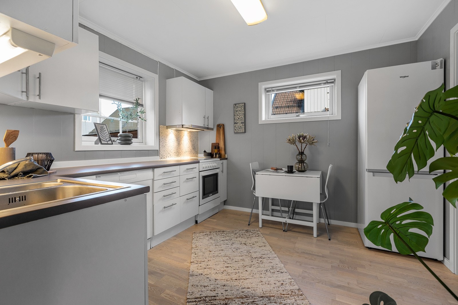 Godt med skapplass - muligheter for spisestue/barløsning Galleribilde