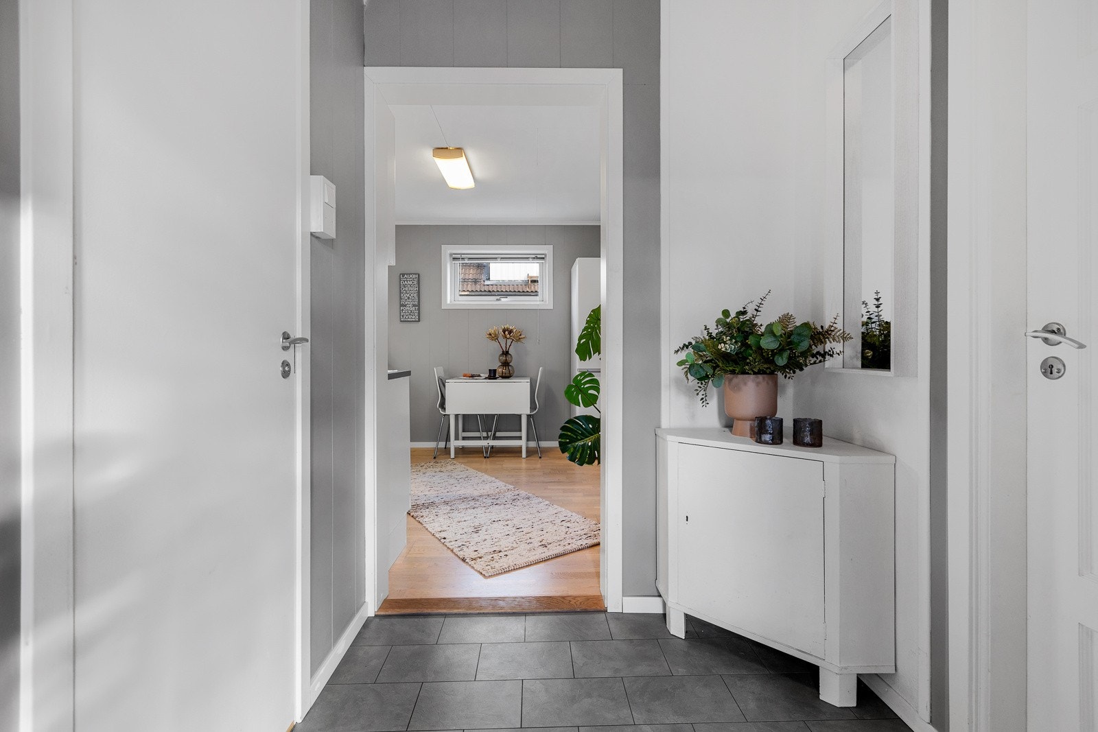 Velkommen inn i en lys og romslig entré Galleribilde