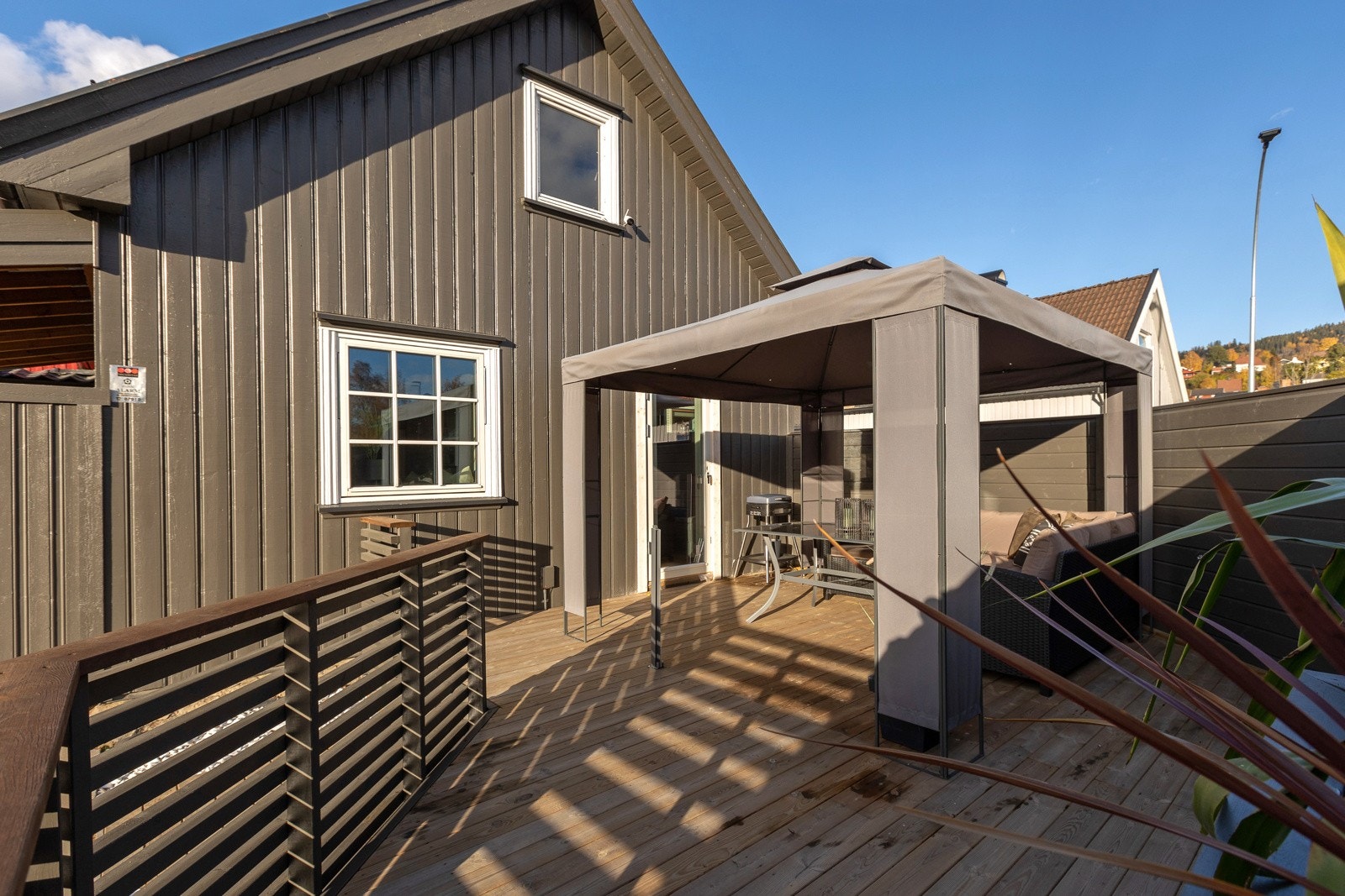 Pent opparbeidet uteområde med terrasse og pergola Galleribilde