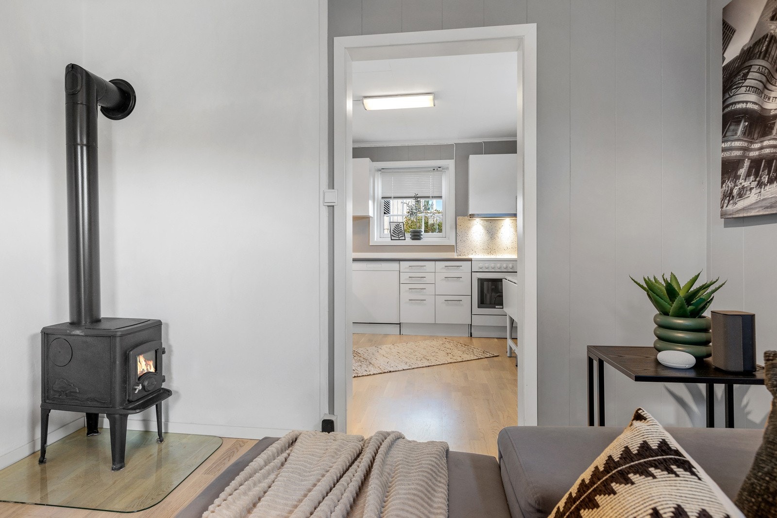 Koselig vedovn som gir godt med varme på kaldere høstdager Galleribilde