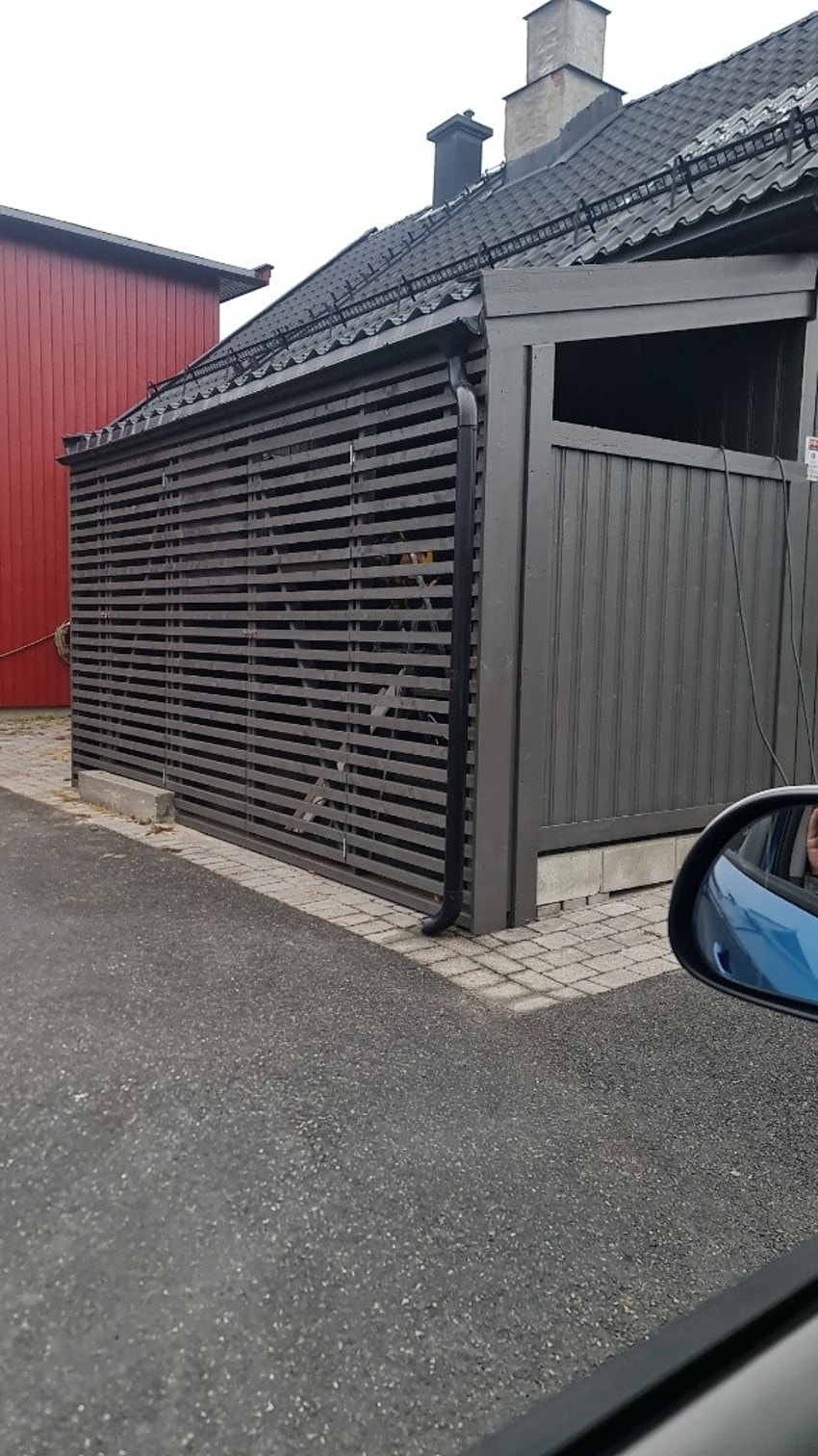 Nedgang til kjeller og uteboden er nulig kledd inn som vist på bildet (selgers eget bilde) Galleribilde