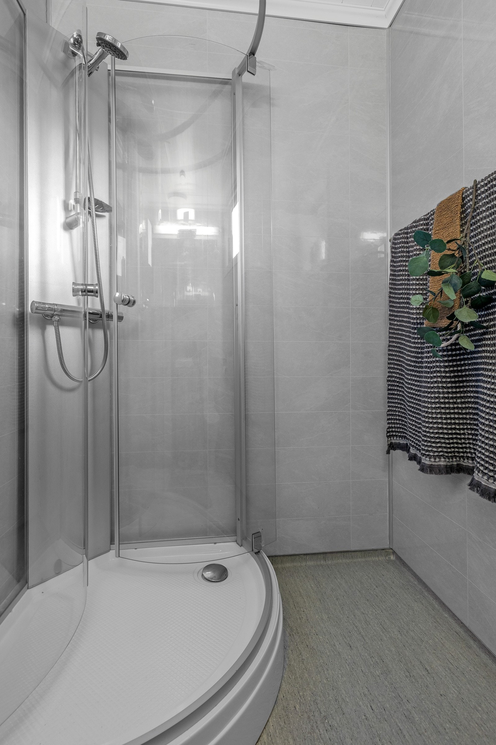 Praktisk og sikkert dusjkabinett Galleribilde