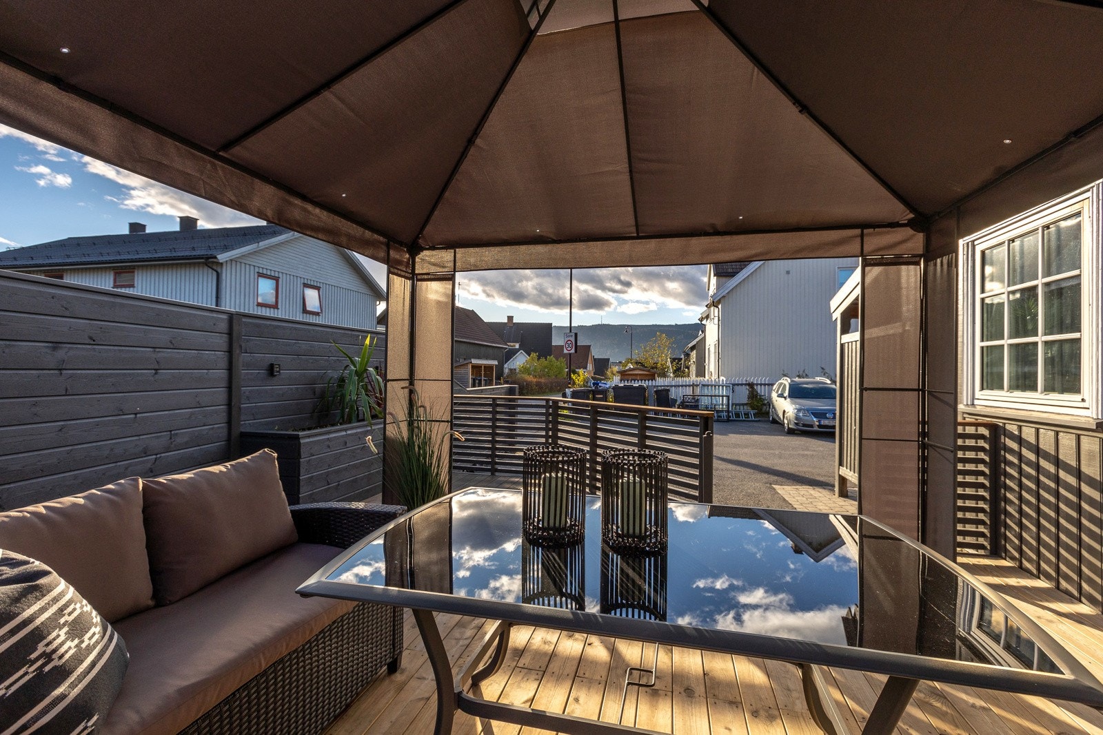 Nydelig uteplass med isolert levegg Galleribilde