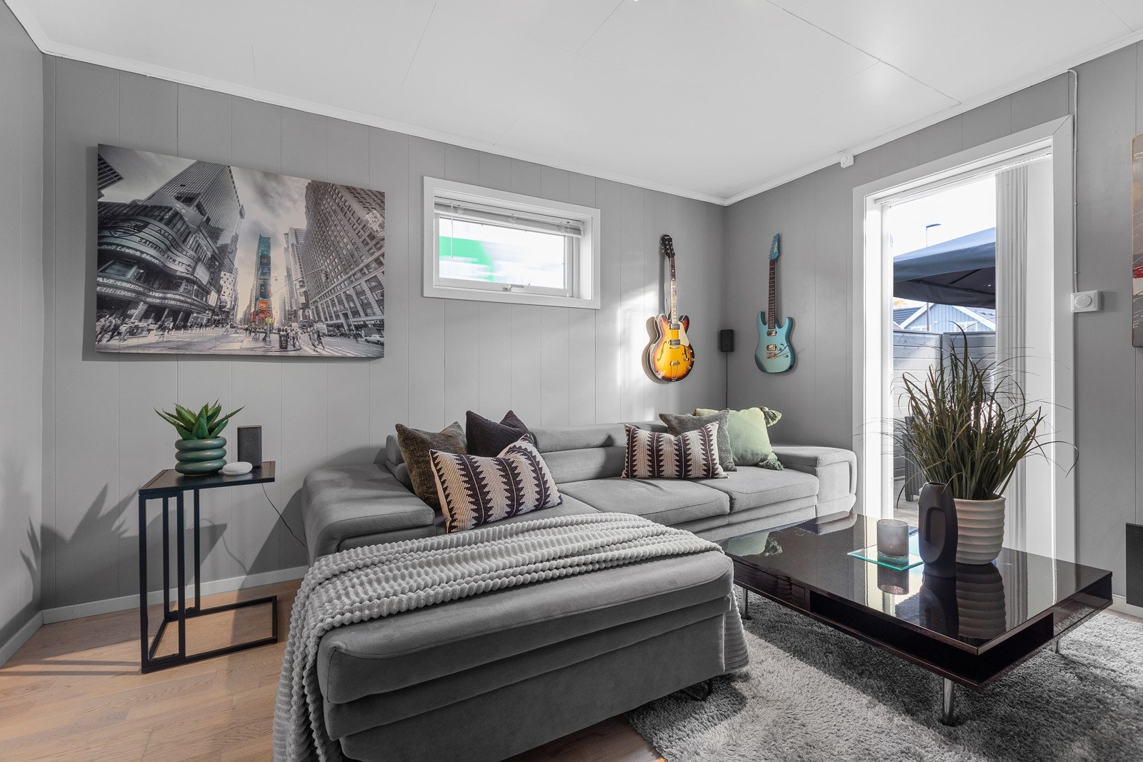 Praktisk stue i lune og moderne farger Galleribilde