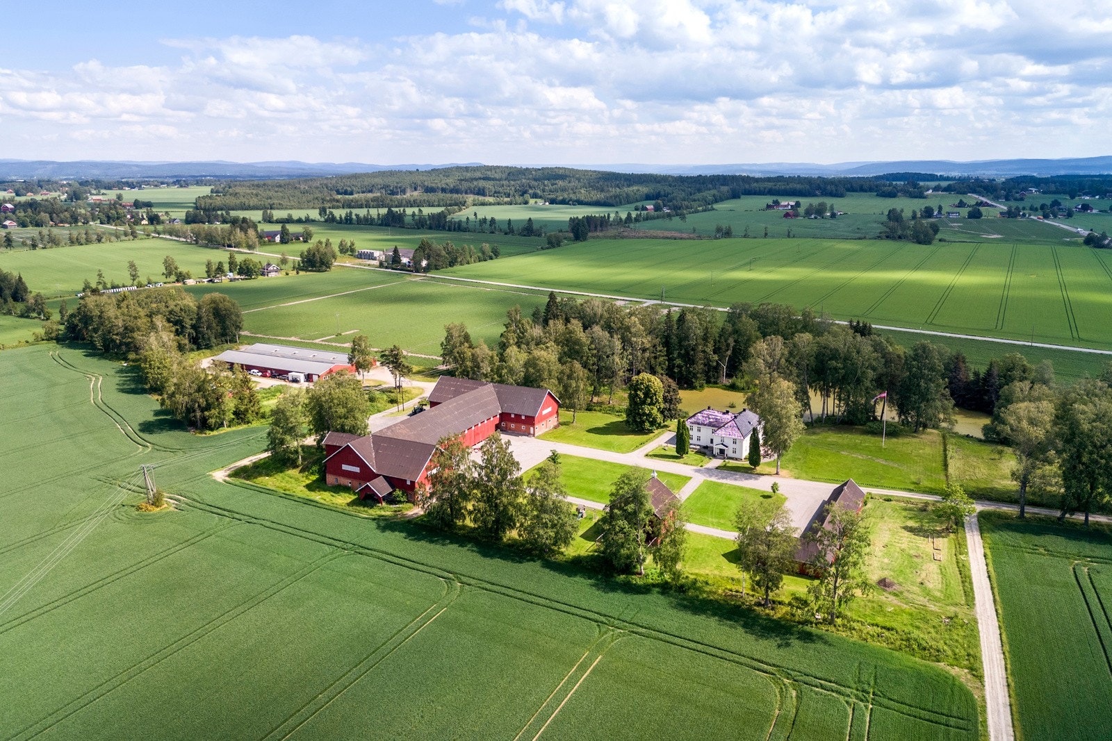 Rød Gård er en velholdt og vakker landbrukseiendom Galleribilde