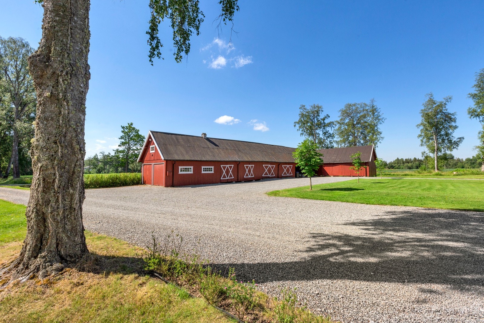 Rød Gård er en stor jordbruksgård, med store arealer og god arrondering i tilknytning til gårdstunet Galleribilde