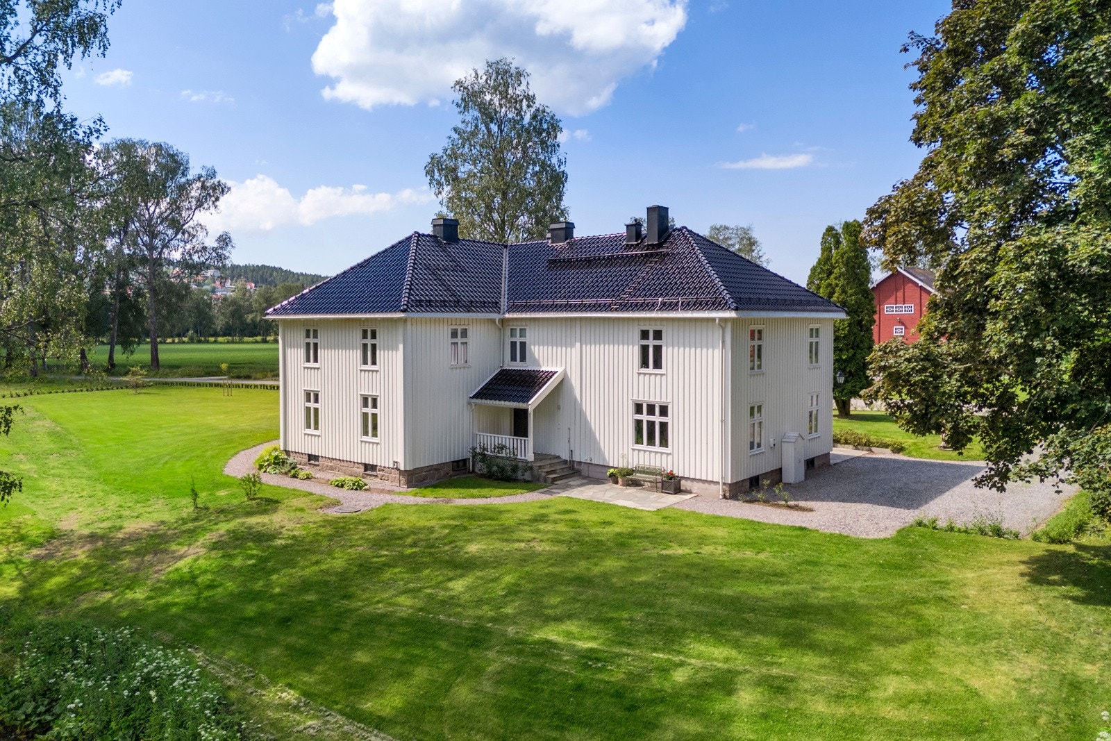 Hovedbygningen er oppført år 1854, og senere tilbygget i år 1930 og i 1999 Galleribilde