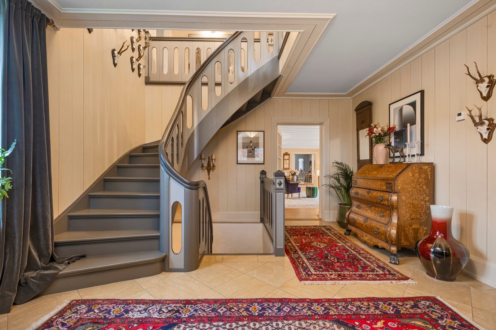 Trapp fra kjeller via hall til annen etasje, etter mønster fra Hafslund Hovedgård Galleribilde