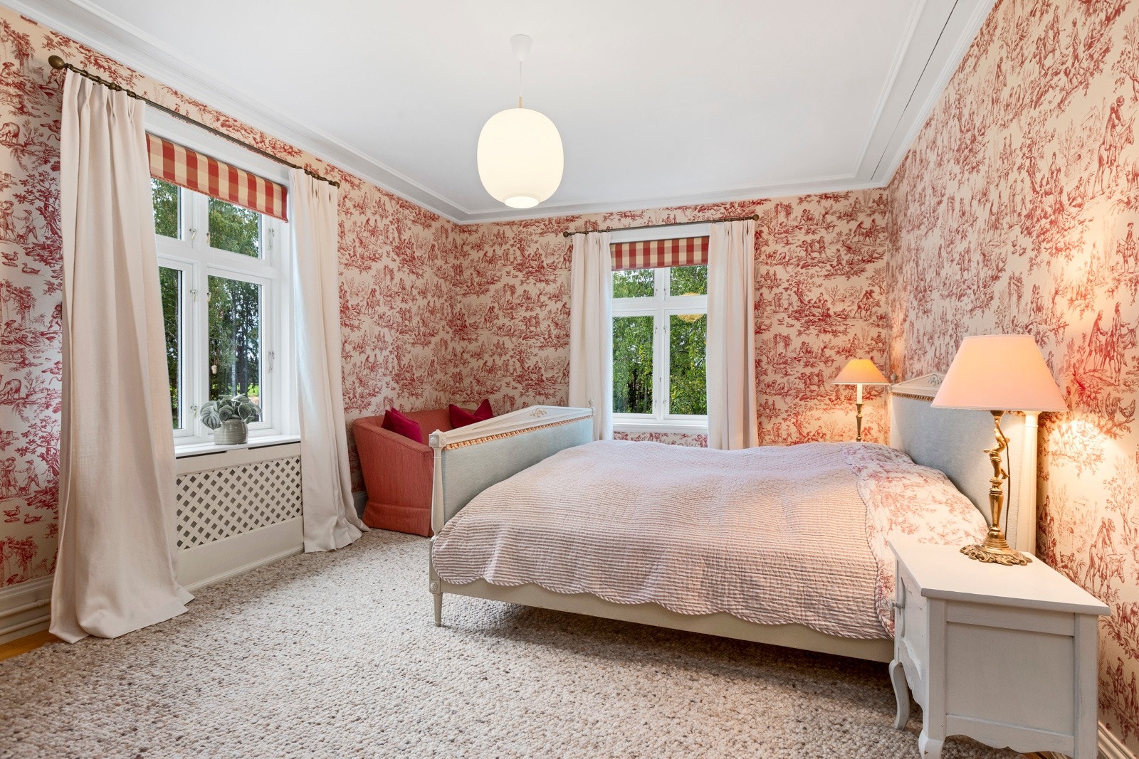 Våningshuset har 7 soverom i 2 etasje Galleribilde