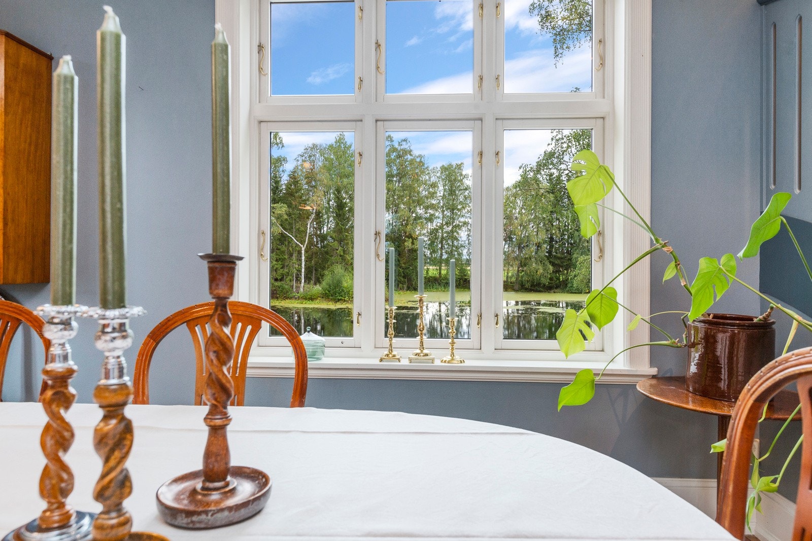 Fra kjøkkenet har man fint utsyn til gårdsdammen Galleribilde