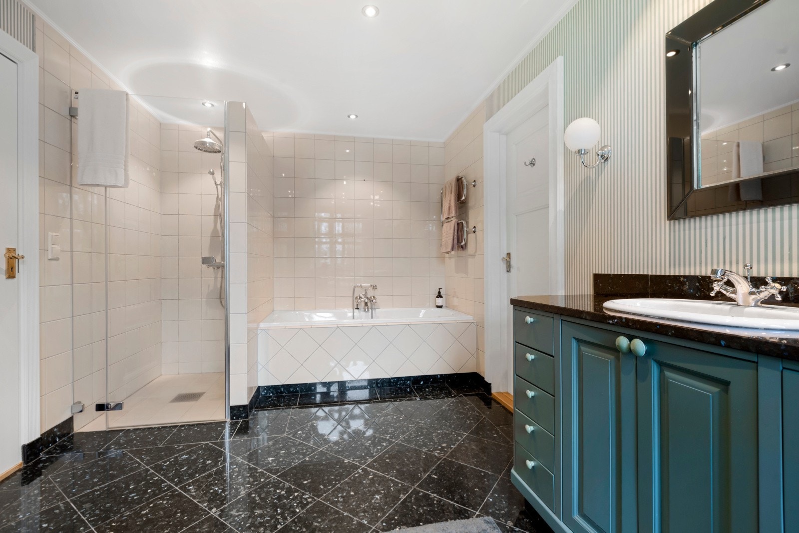 Alle bad har enten dusj eller badekar, servanter, skap og toalett Galleribilde