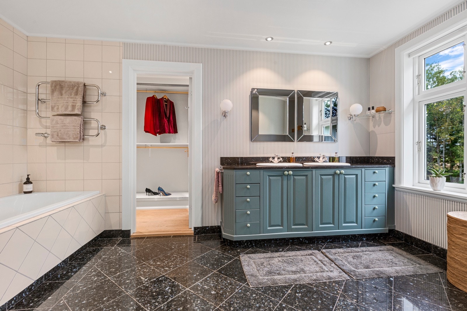 Badene er av forskjellig størrelse, men like i standard Galleribilde