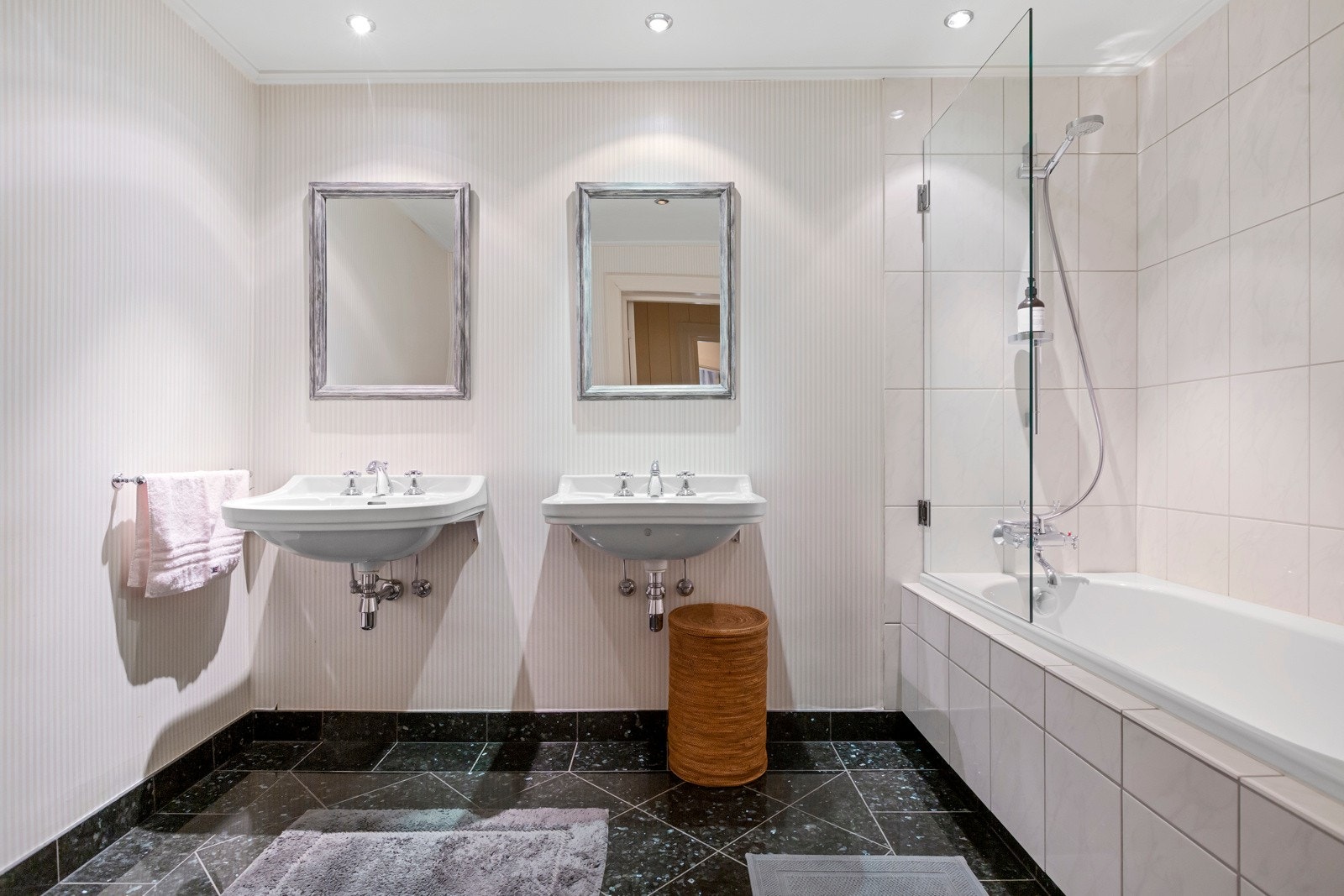 Ett av fire bad i våningshuset Galleribilde