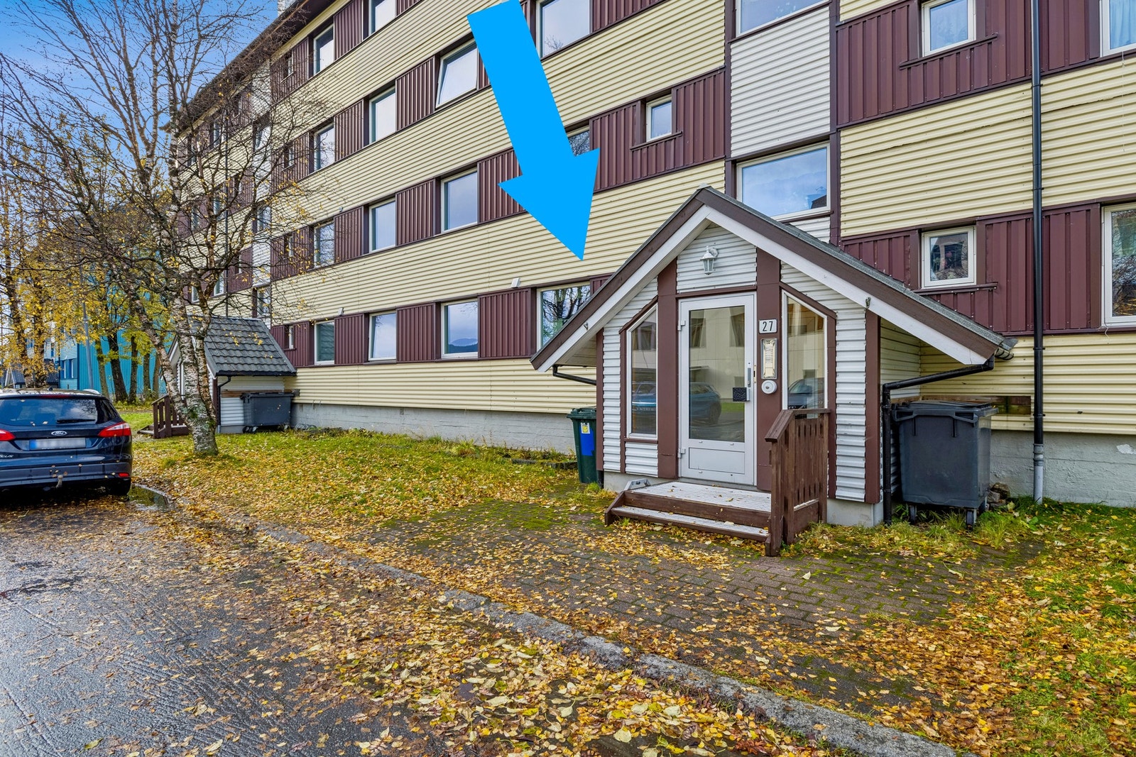 Leiligheten ligger i første etasje og har en enkel adkomst med et par trappetrinn. Galleribilde