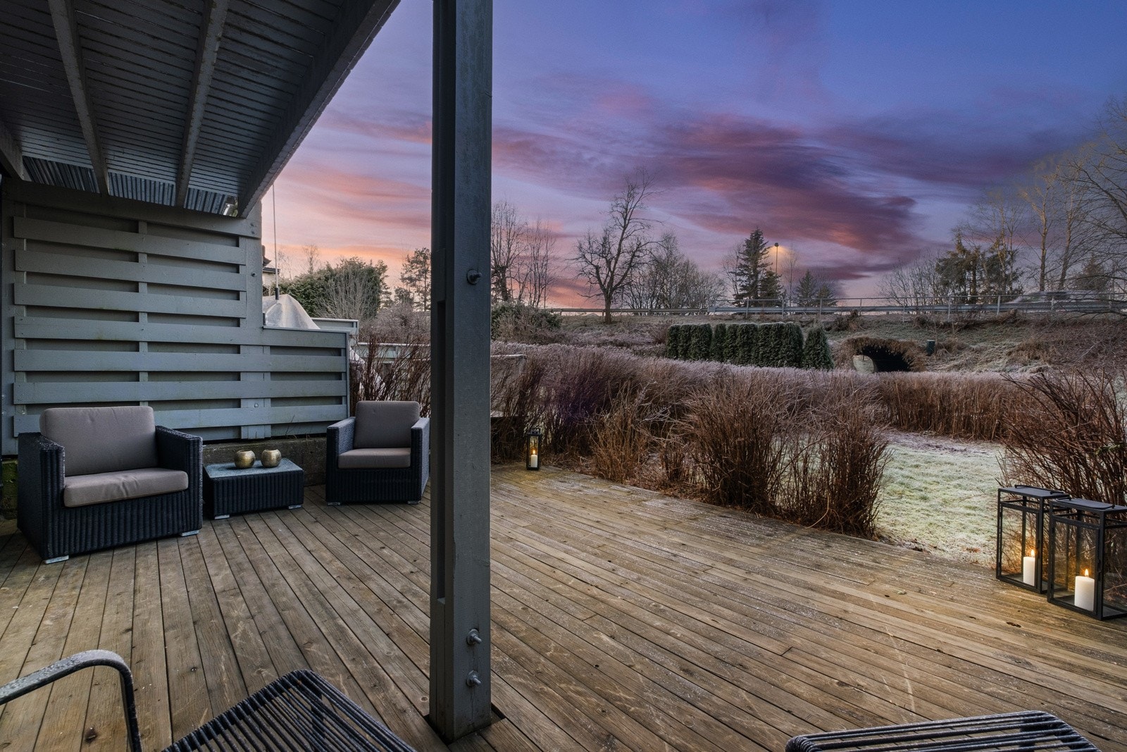 Det er en lun uteplass med overbygg fra balkongen i 2.etasje. Galleribilde