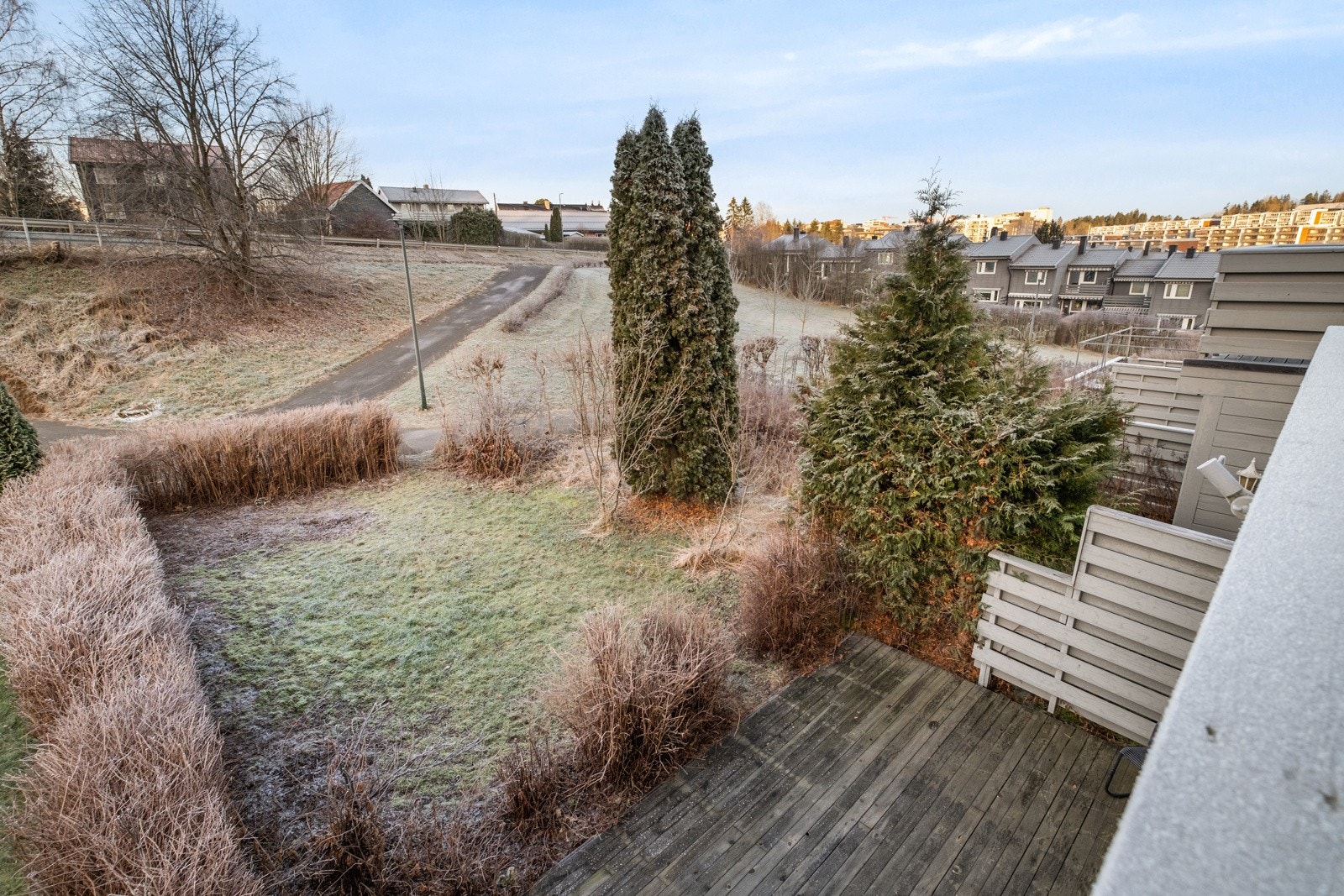 Oversikt over hagen fra balkongen. Galleribilde