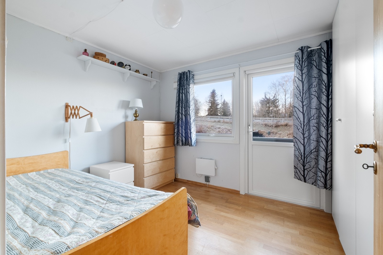 Det tredje og minste soverommet med adkomst til balkong. Galleribilde