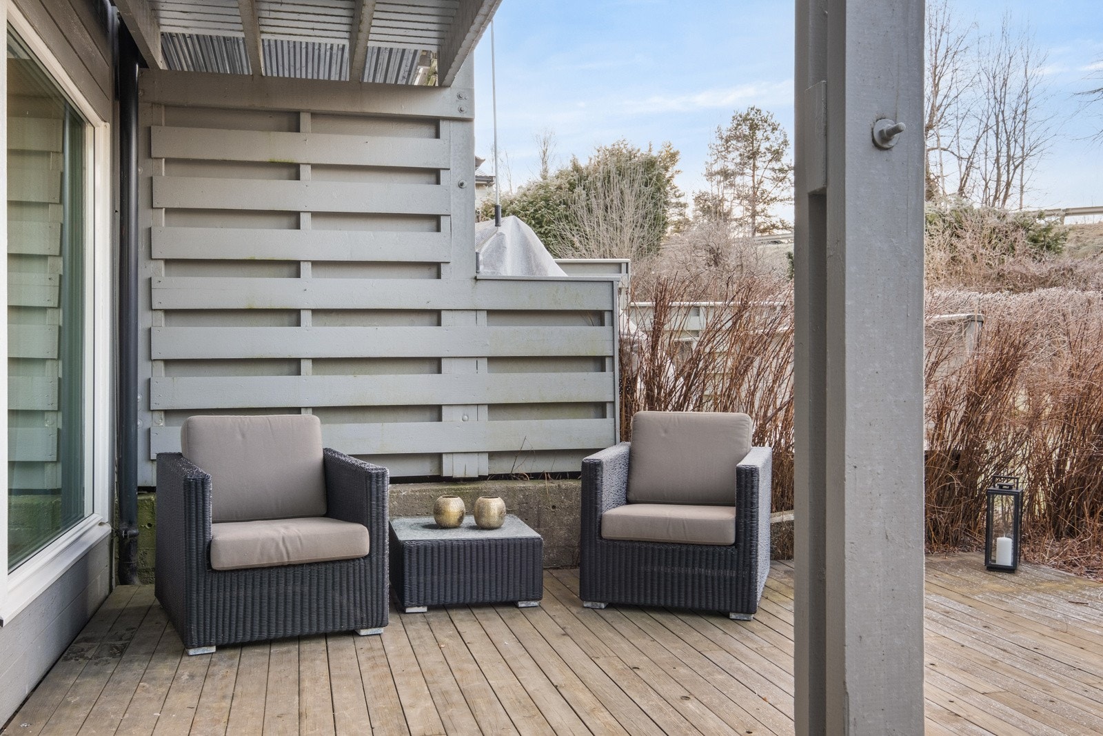 Uteplassen fra stue. Galleribilde