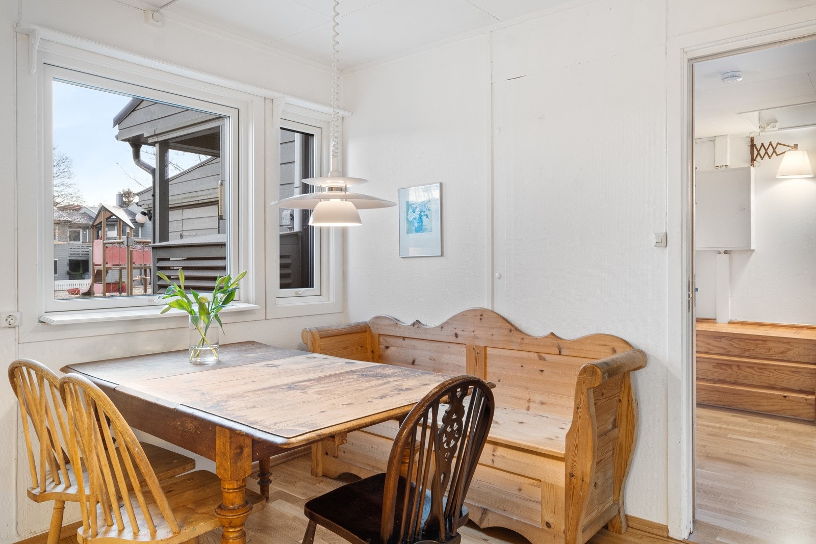 Fra vinduet kan man ha oversikt over lekeplassen. Helt ideelt når man lager middag mens de minste er ute og leker. Galleribilde