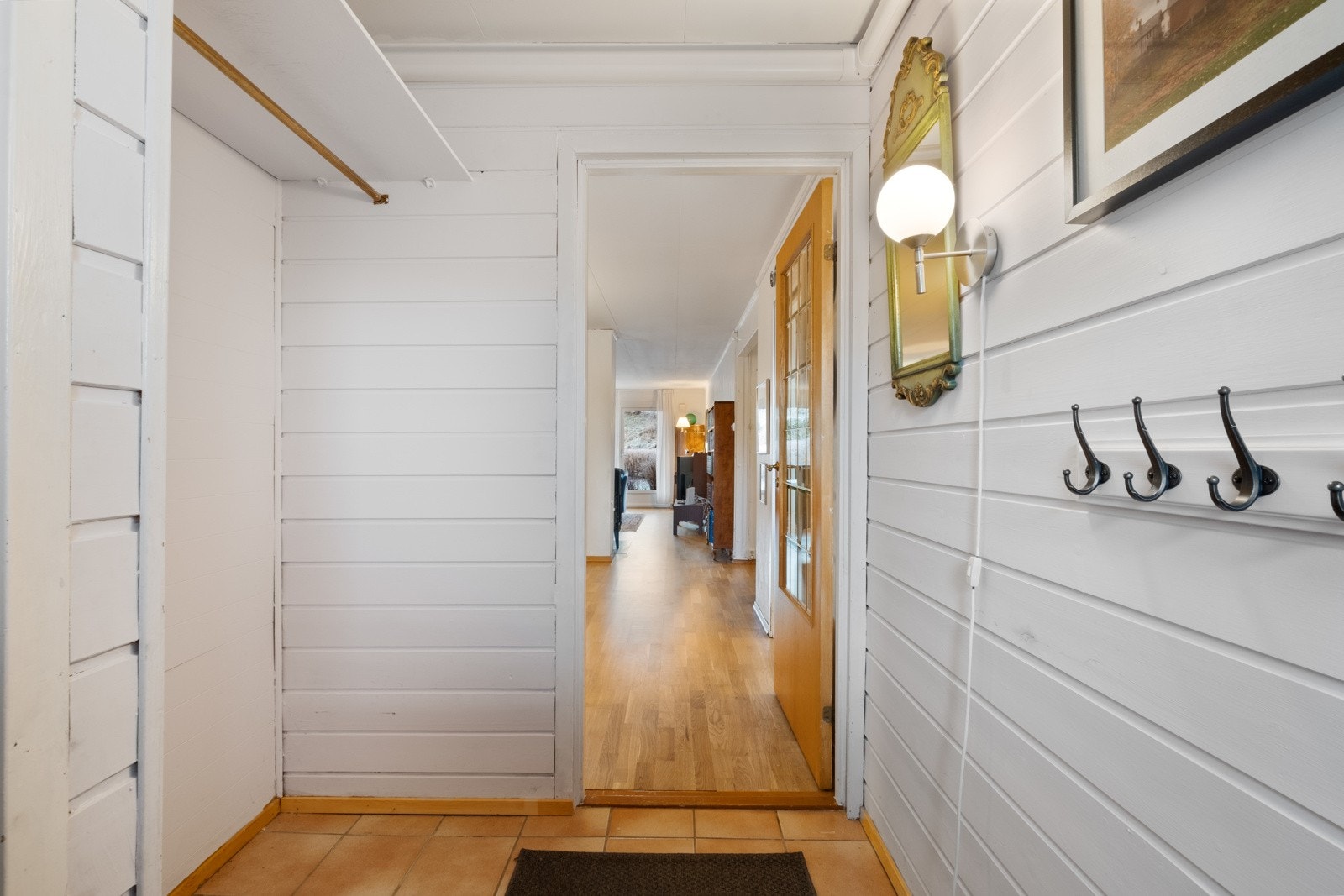 Plass til å henge fra seg ytterbekledningen. Galleribilde