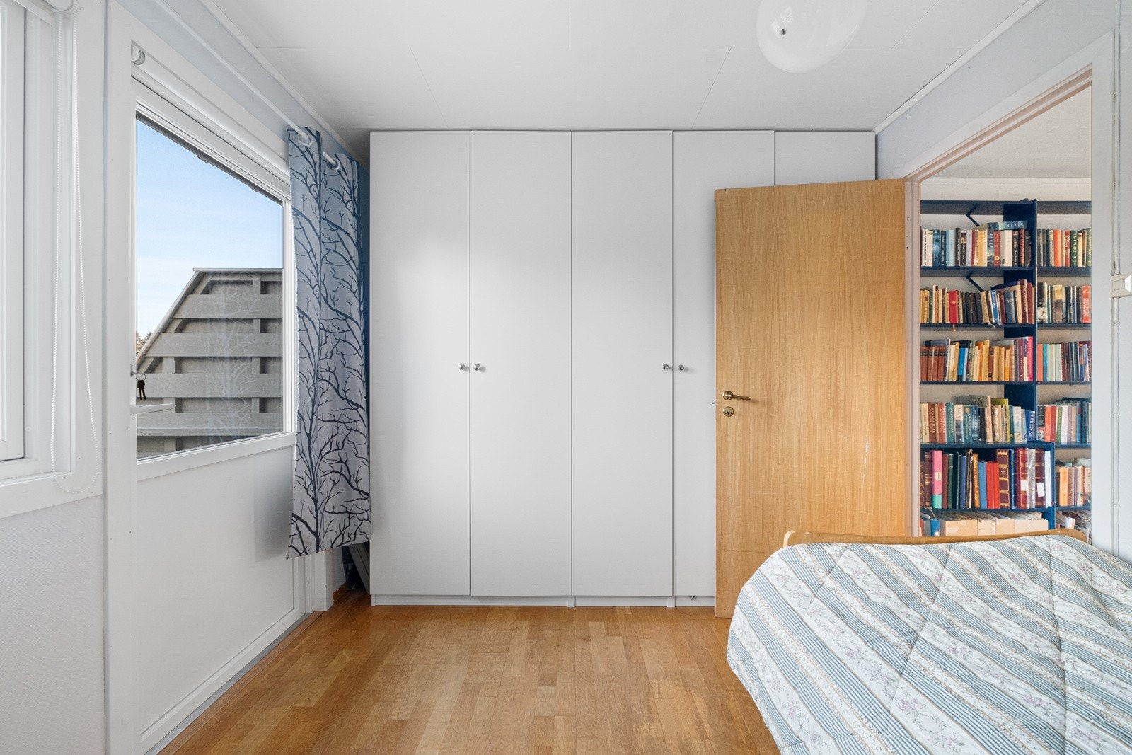 Rikelig med garderobeskap. Galleribilde