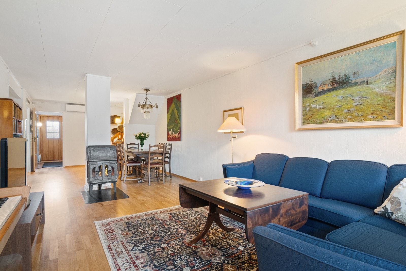 Stue med god plass til både spisestue og sofakrok. Galleribilde