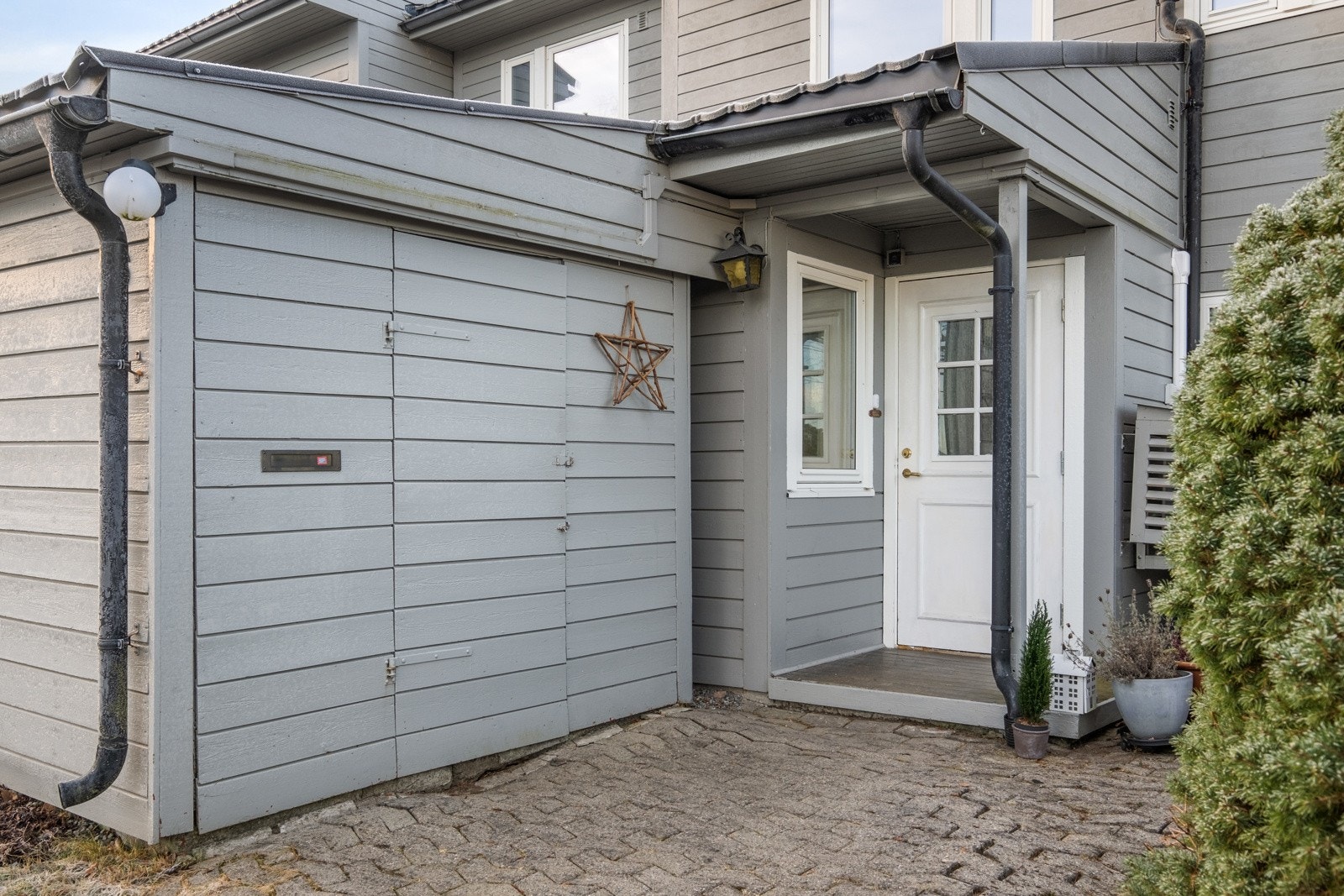 Utenfor inngangen har du en praktisk utebod. Galleribilde