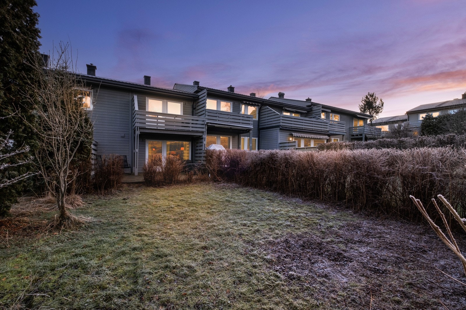 Nyt sommerhalvåret på egen platting med hageflekk. Det er adkomst til uteplassen fra stue. Galleribilde