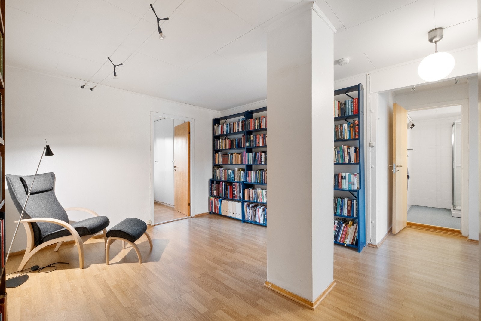 Mellom de 3 soverommene i 2.etasjen er det et romslig areal med plass til lekerom el. Galleribilde