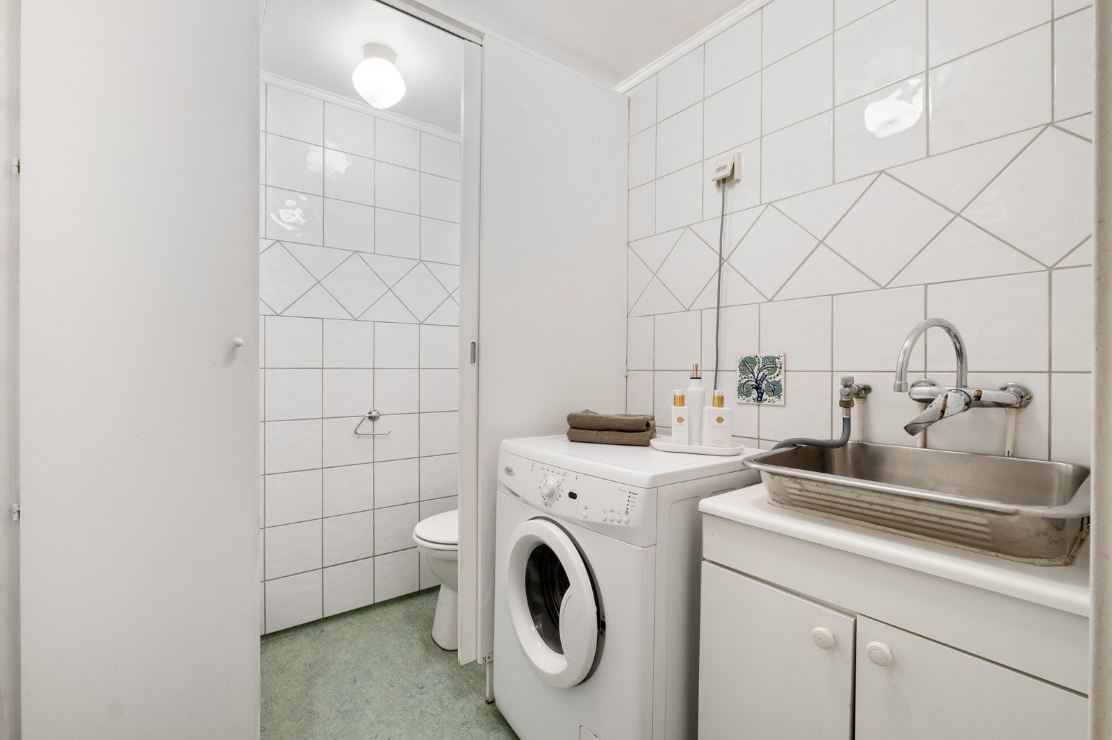 Vaskerommet i 1.etasje med toalett. Galleribilde