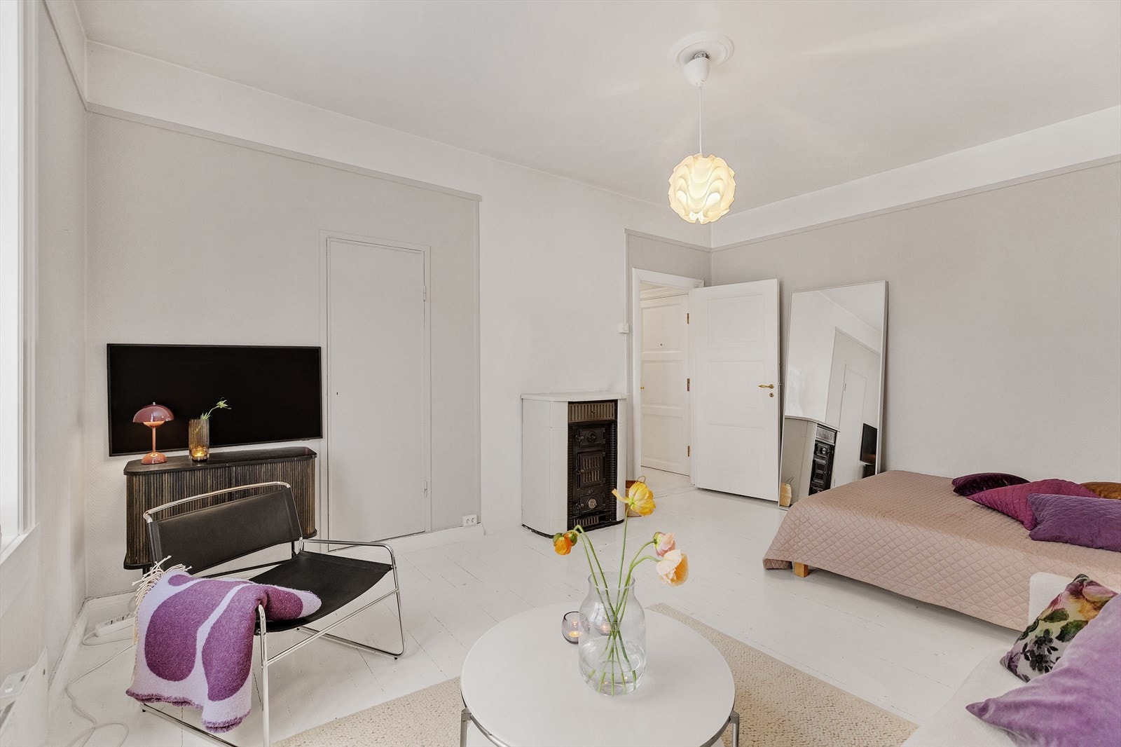 Stemningsfull vedovn i stuen som gir energibesparende og lun oppvarming Galleribilde