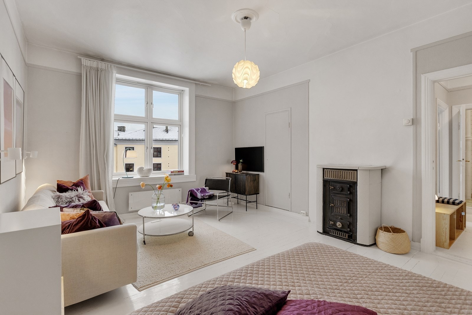 Stuen er lys og luftig med generøs takhøyde på ca. 2,74m Galleribilde