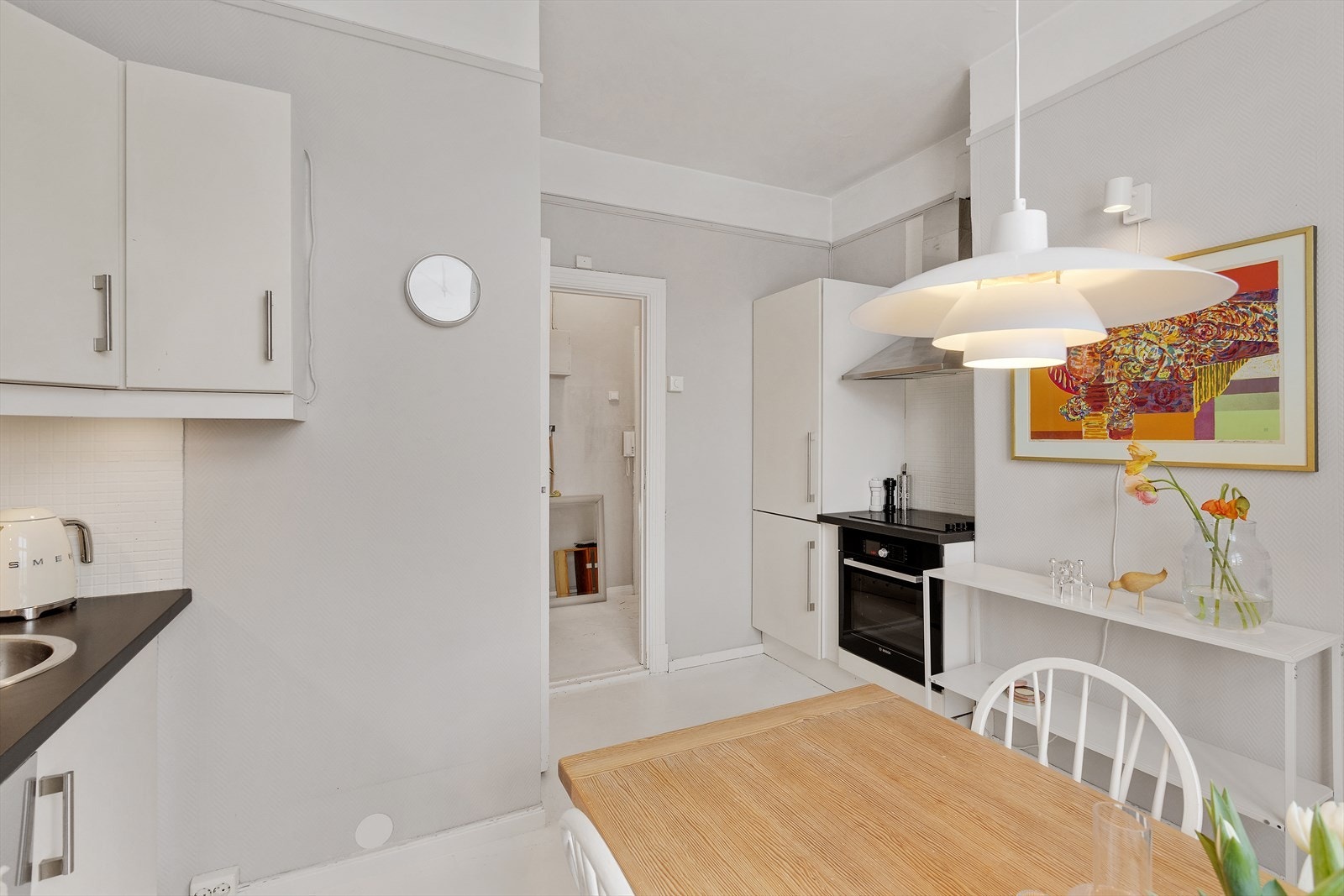 Kjøkkenet har integrerte hvitevarer og god plass til kjøkkenbord Galleribilde