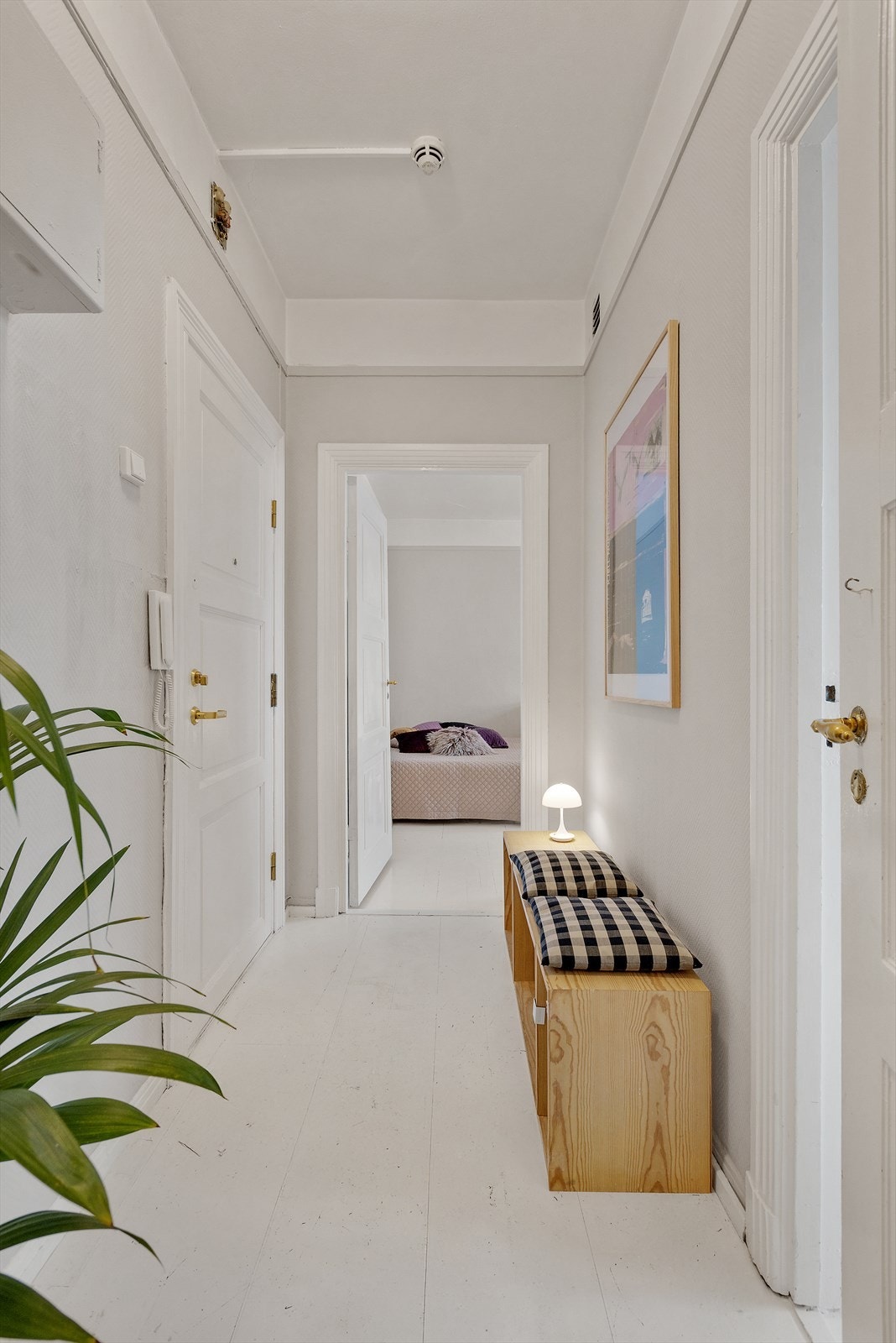 Adkomst til samtlige rom fra entrèen Galleribilde