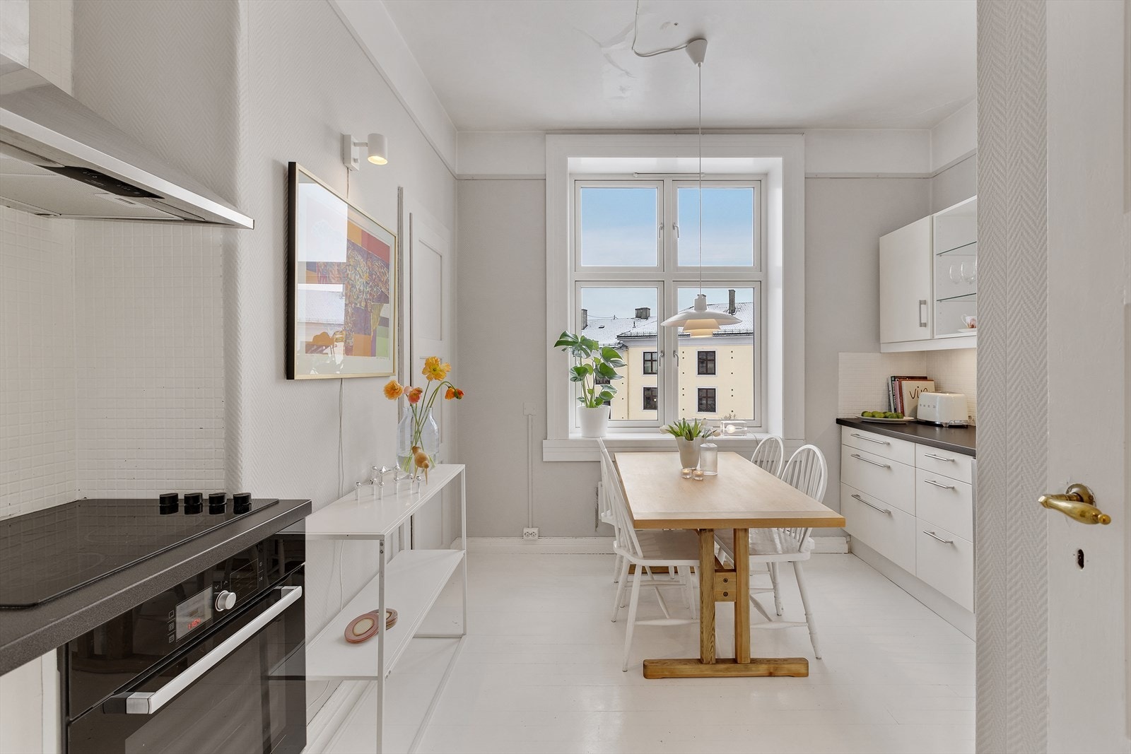 Tidløst, pent separat kjøkken av god størrelse Galleribilde