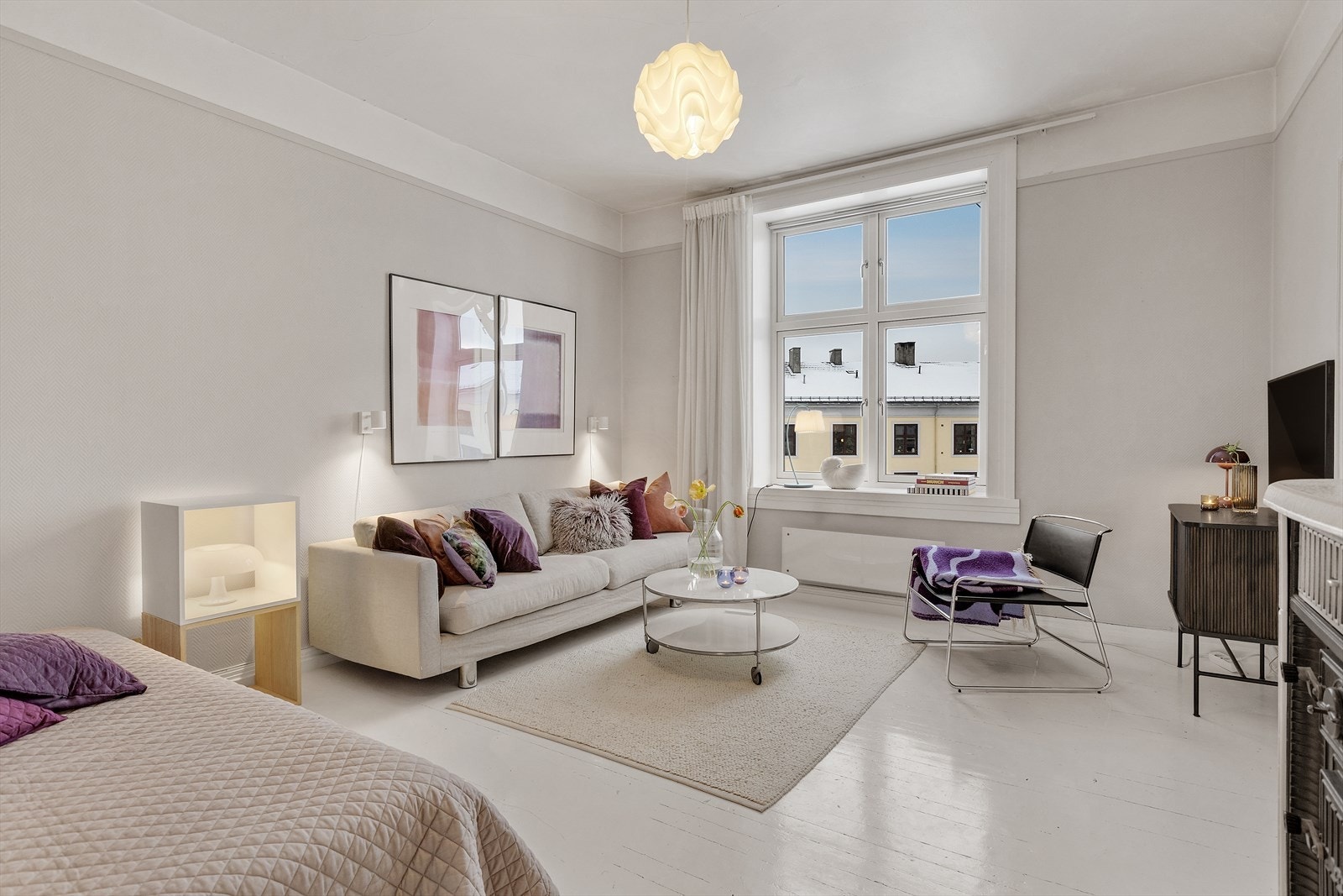 Flott stue med fine duse farger, vedovn og tregulv. Fra stuen er det nydelig utsyn til den prisbelønnede bakgården Galleribilde