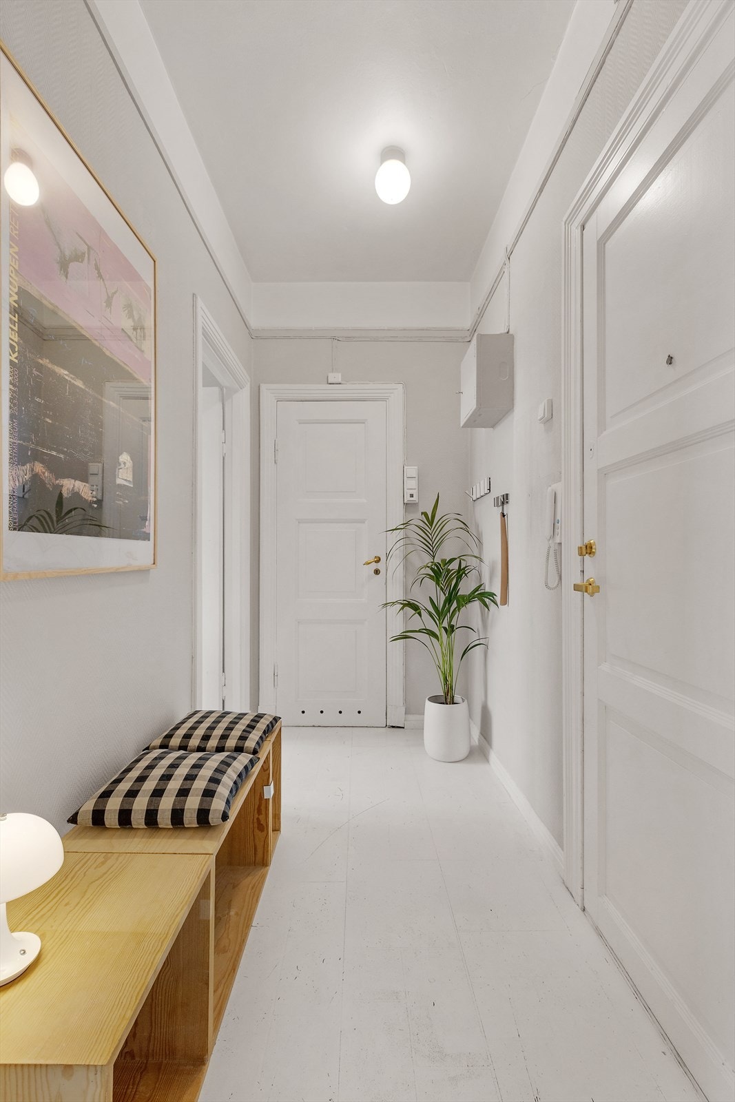 Romslig entrè. Den gode takhøyden er gjennomgående Galleribilde