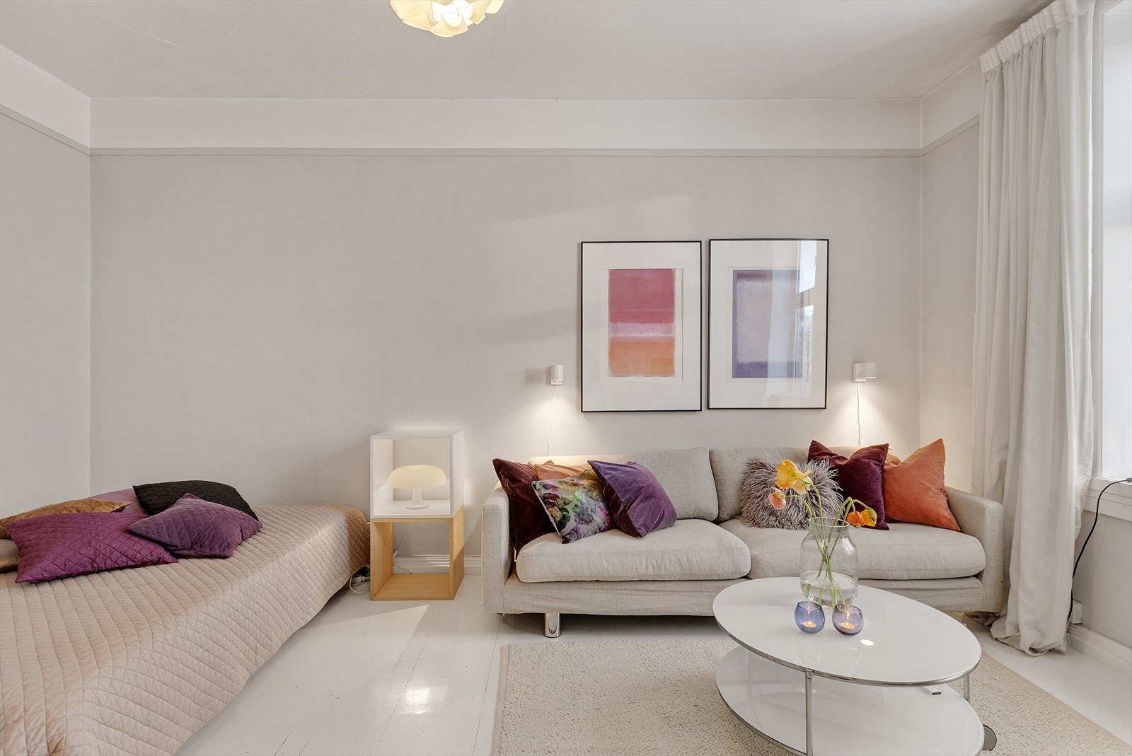 Store vindusflater slipper inn rikelig med lys og gjør at stuen oppleves som gjennomlys Galleribilde