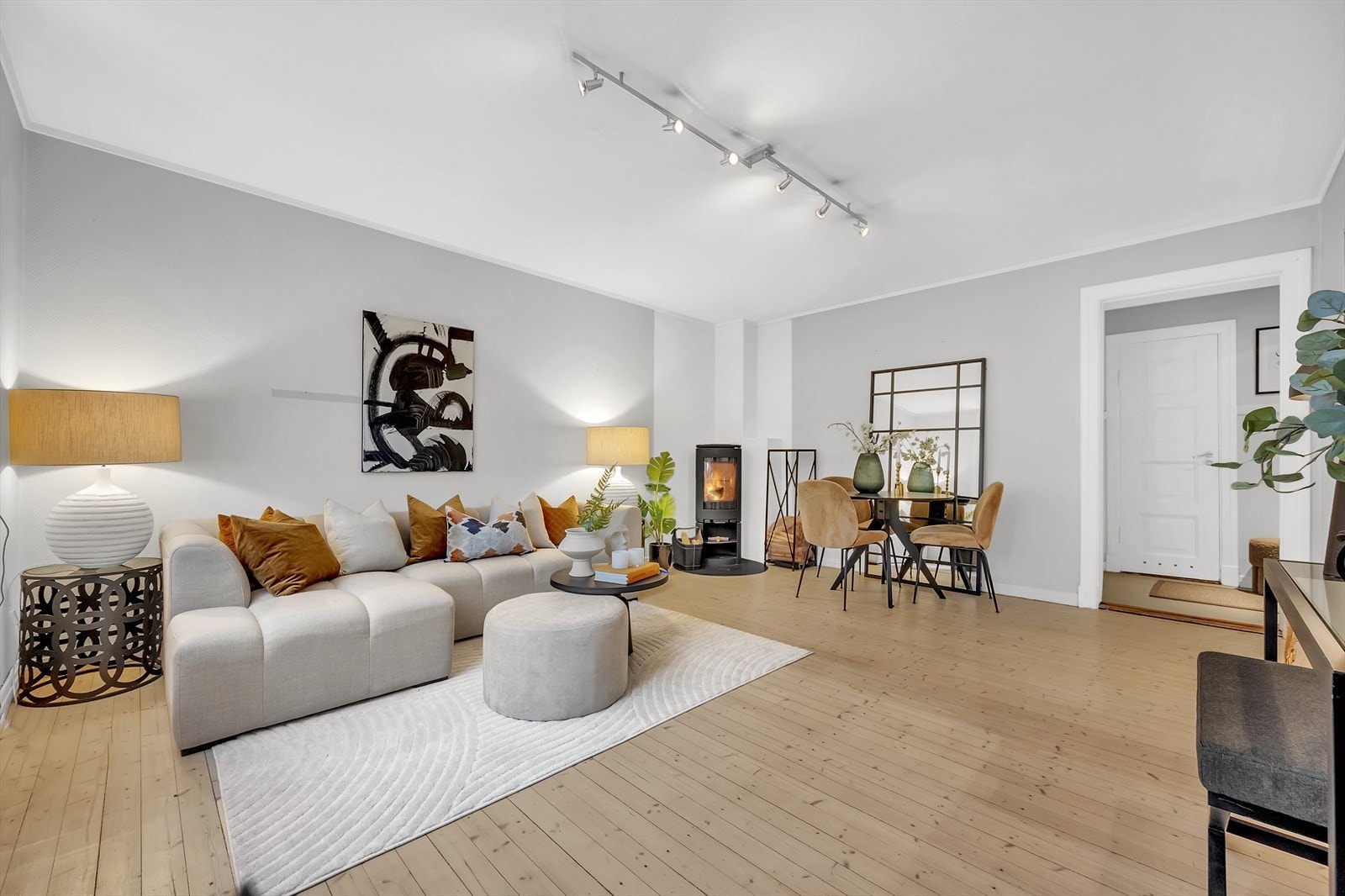 Stuen har pene overflater med tregulv og lune fargevalg. Galleribilde