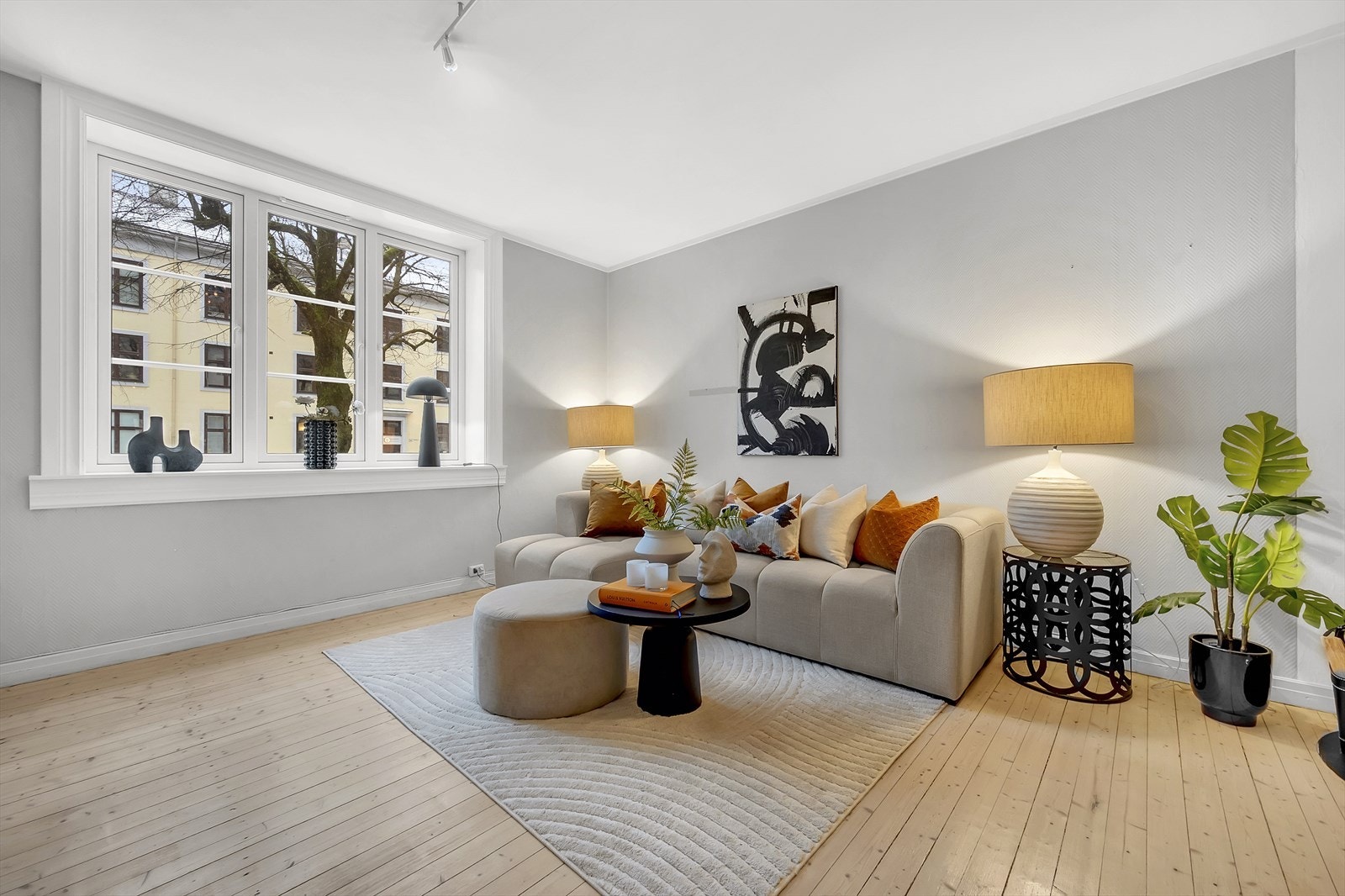 Her får du blant annet store rom, godt lysinnslipp og flott, originalt tregulv. Galleribilde