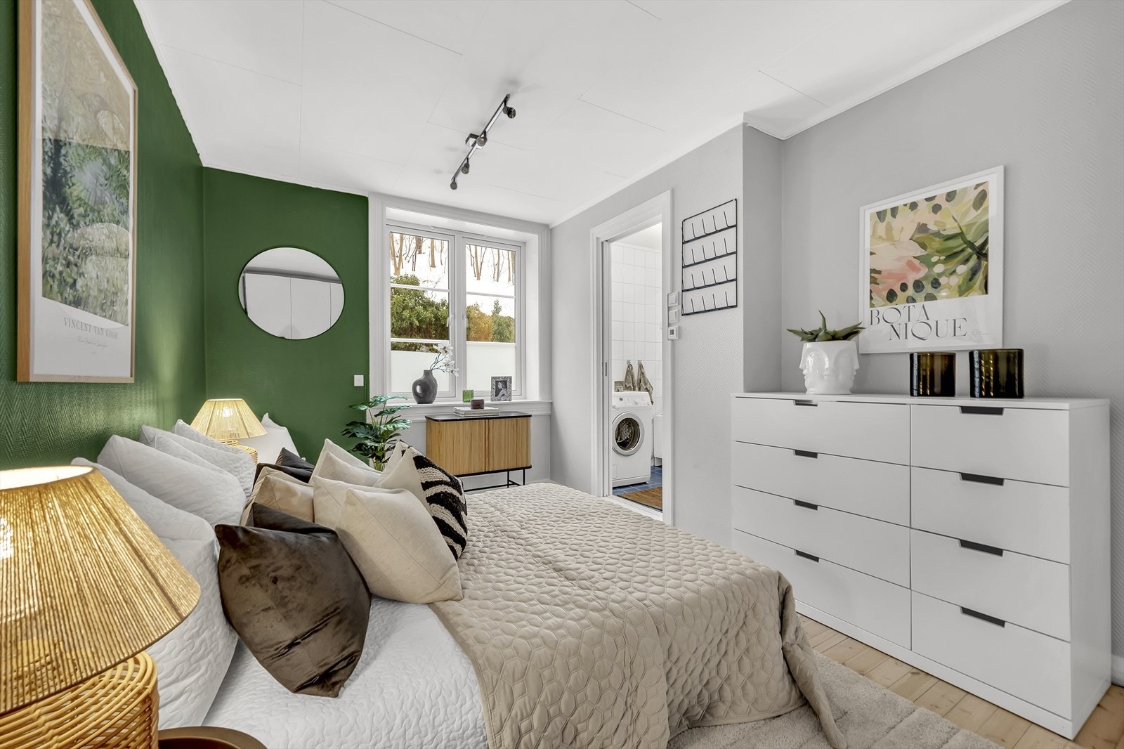 På soverommet er det god plass til dobbeltseng, nattbord og garderobeskap. Galleribilde